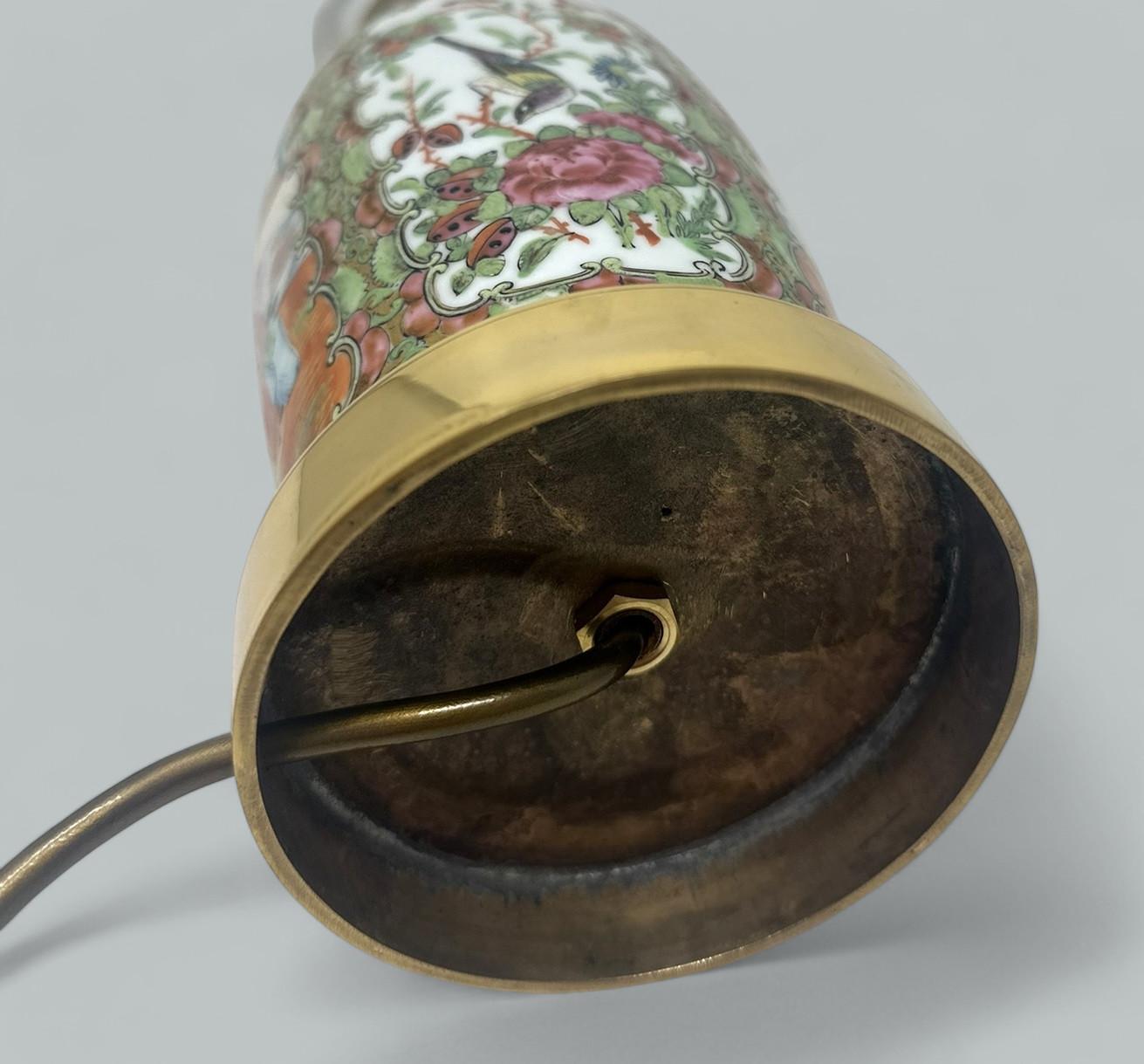 Paar antike kantonische chinesische Famille-Rose-Medaillon-Tischlampen aus Goldbronze im Angebot 4