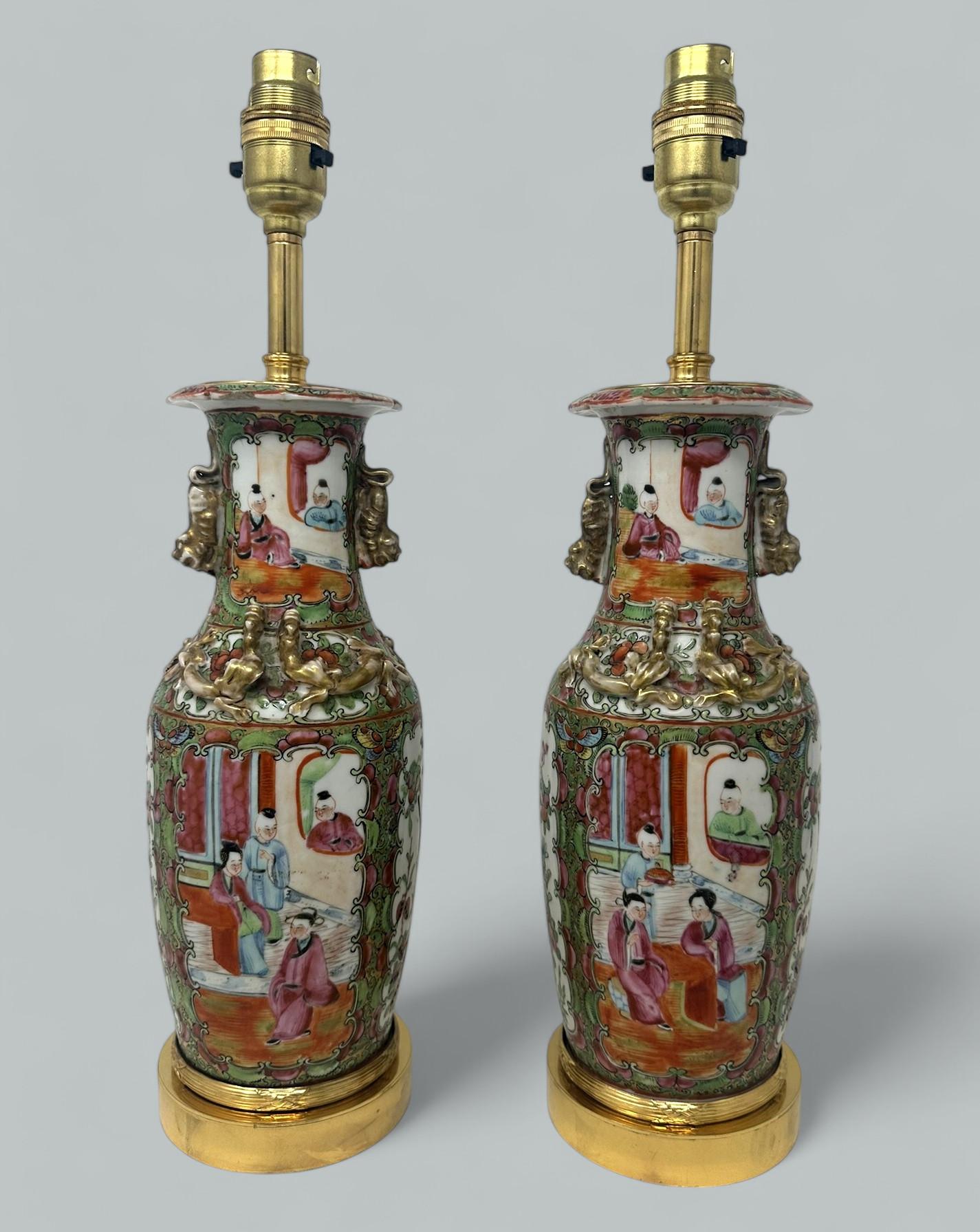 Paar antike kantonische chinesische Famille-Rose-Medaillon-Tischlampen aus Goldbronze (Frühviktorianisch) im Angebot