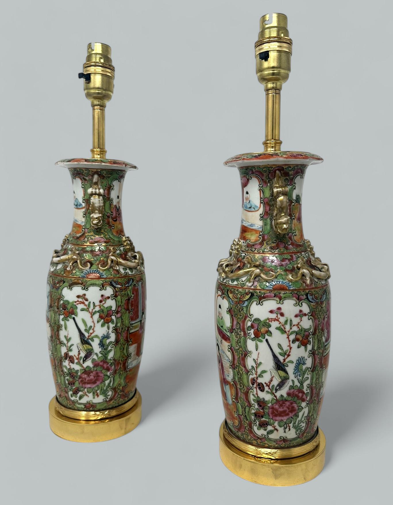 Paar antike kantonische chinesische Famille-Rose-Medaillon-Tischlampen aus Goldbronze (Chinesisch) im Angebot
