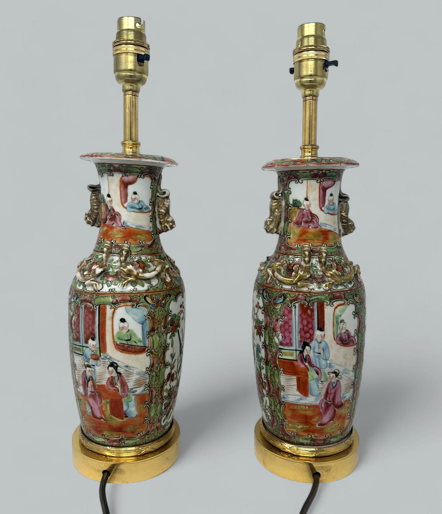 Paar antike kantonische chinesische Famille-Rose-Medaillon-Tischlampen aus Goldbronze im Zustand „Gut“ im Angebot in Dublin, Ireland