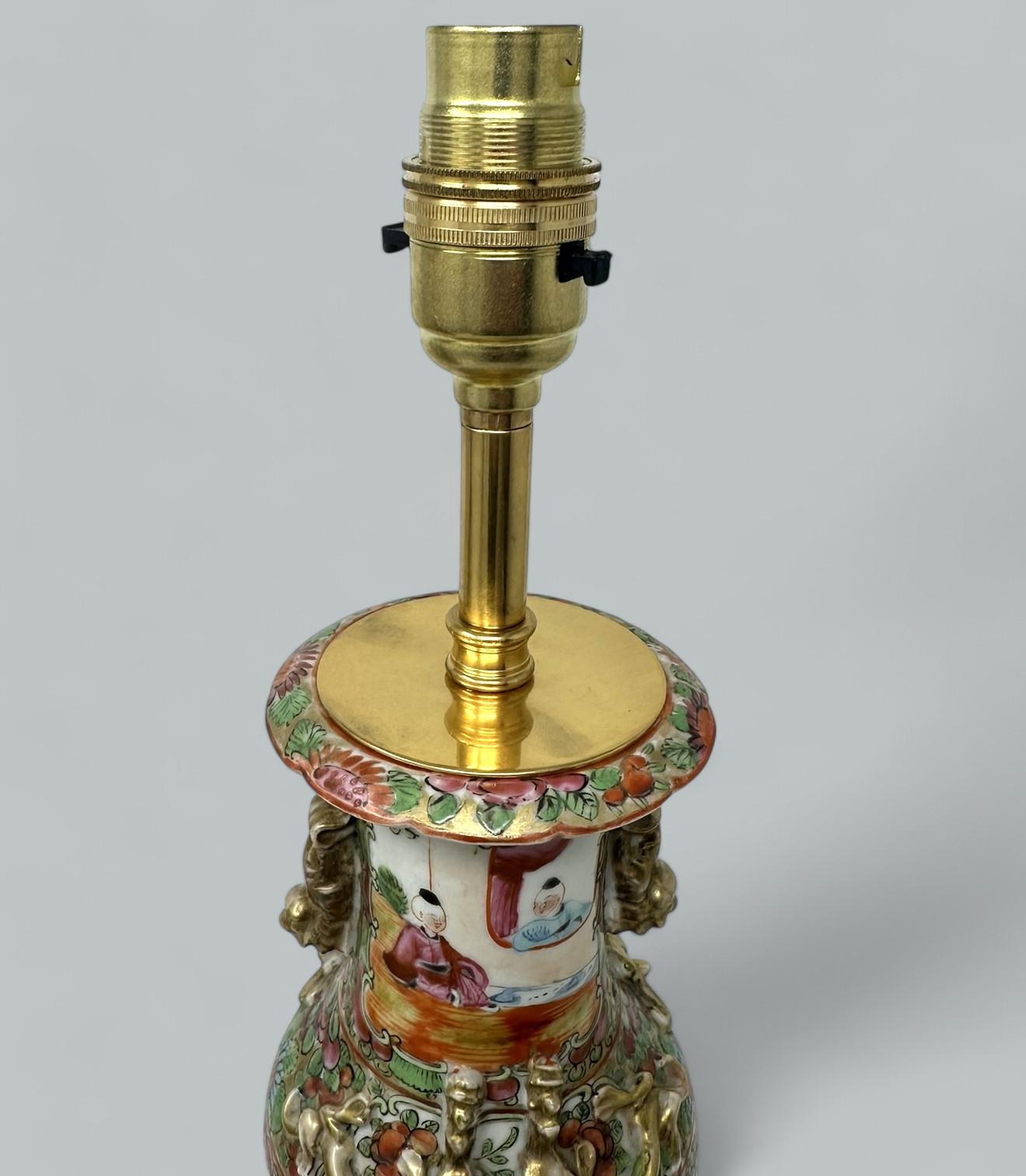 Paar antike kantonische chinesische Famille-Rose-Medaillon-Tischlampen aus Goldbronze (19. Jahrhundert) im Angebot