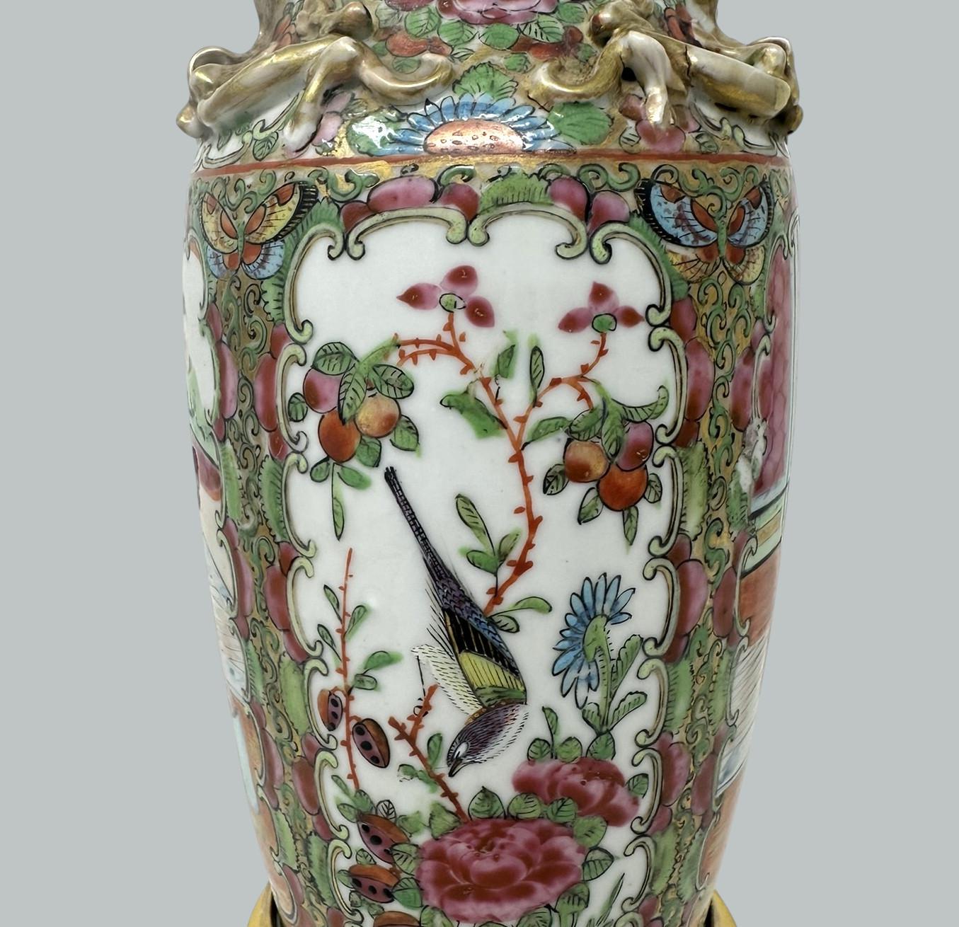 Paar antike kantonische chinesische Famille-Rose-Medaillon-Tischlampen aus Goldbronze (Bronze) im Angebot