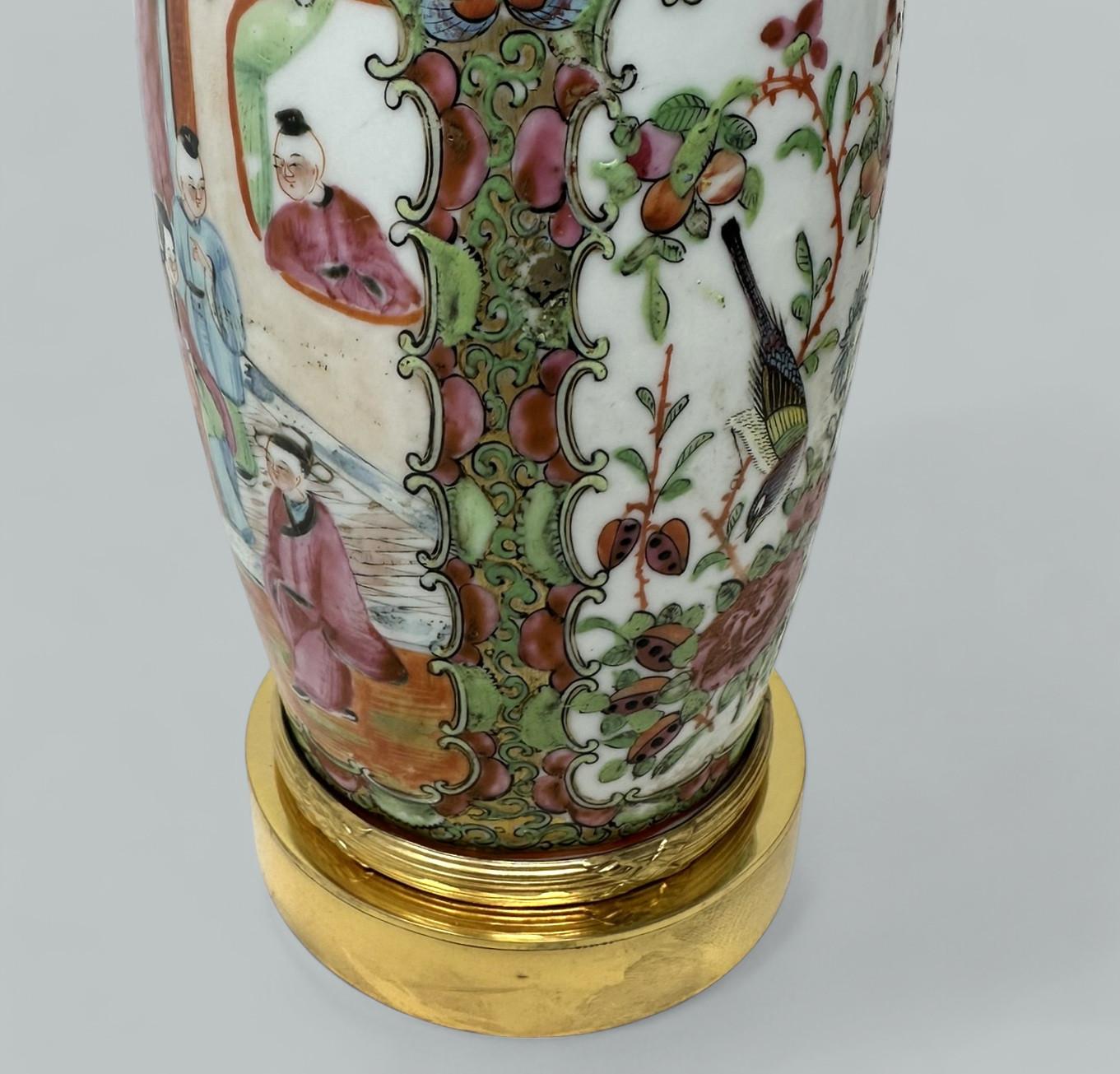 Paar antike kantonische chinesische Famille-Rose-Medaillon-Tischlampen aus Goldbronze im Angebot 2