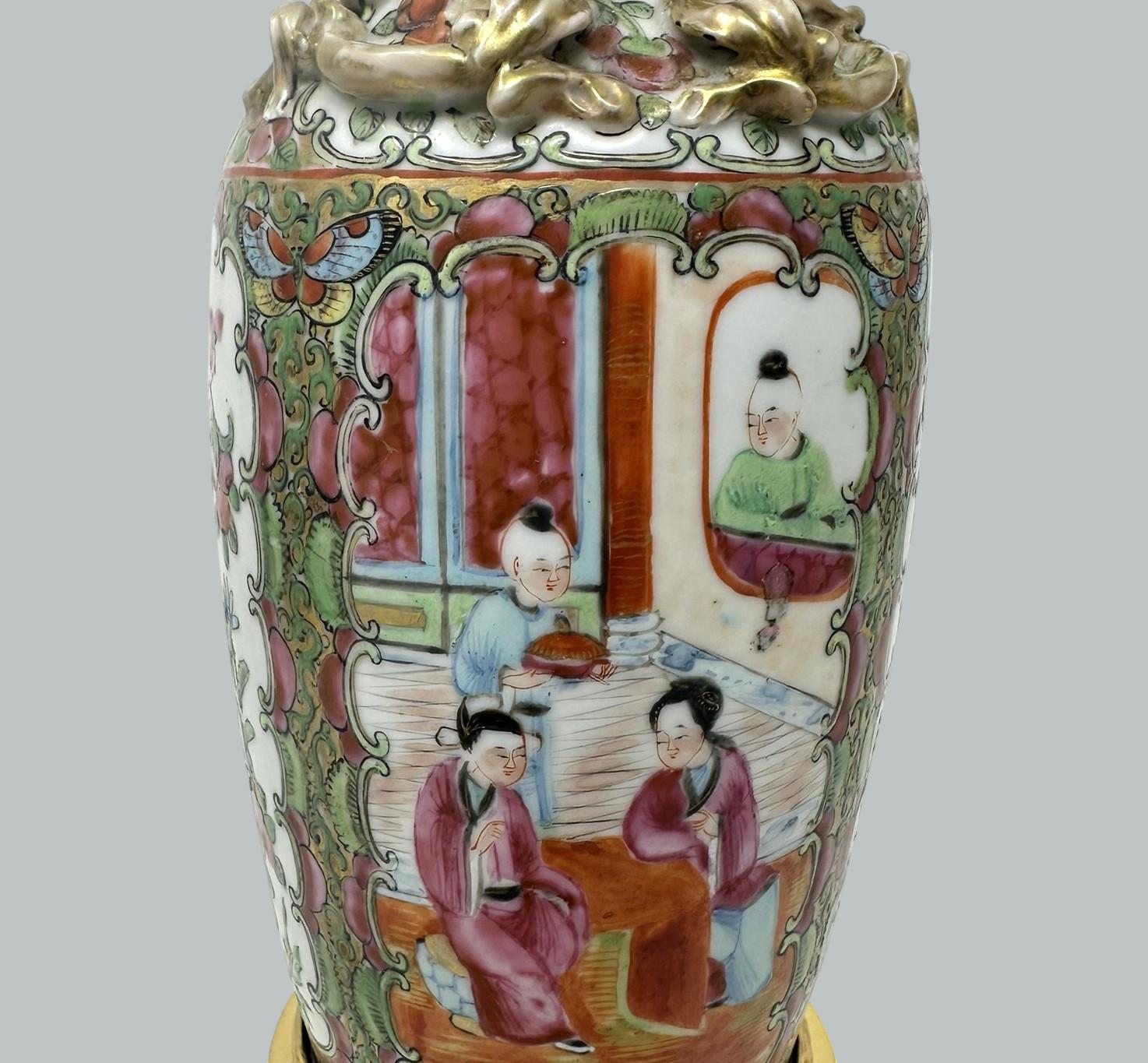 Paar antike kantonische chinesische Famille-Rose-Medaillon-Tischlampen aus Goldbronze im Angebot 1