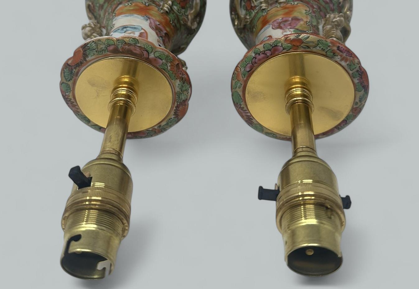 Paar antike kantonische chinesische Famille-Rose-Medaillon-Tischlampen aus Goldbronze im Angebot 3