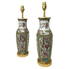 Paar antike kantonische chinesische Famille-Rose-Medaillon-Tischlampen aus Goldbronze 