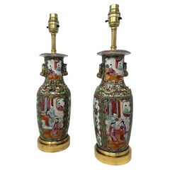 Paire de lampes de bureau chinoises anciennes en bronze doré avec médaillon Famille Rose de Canton