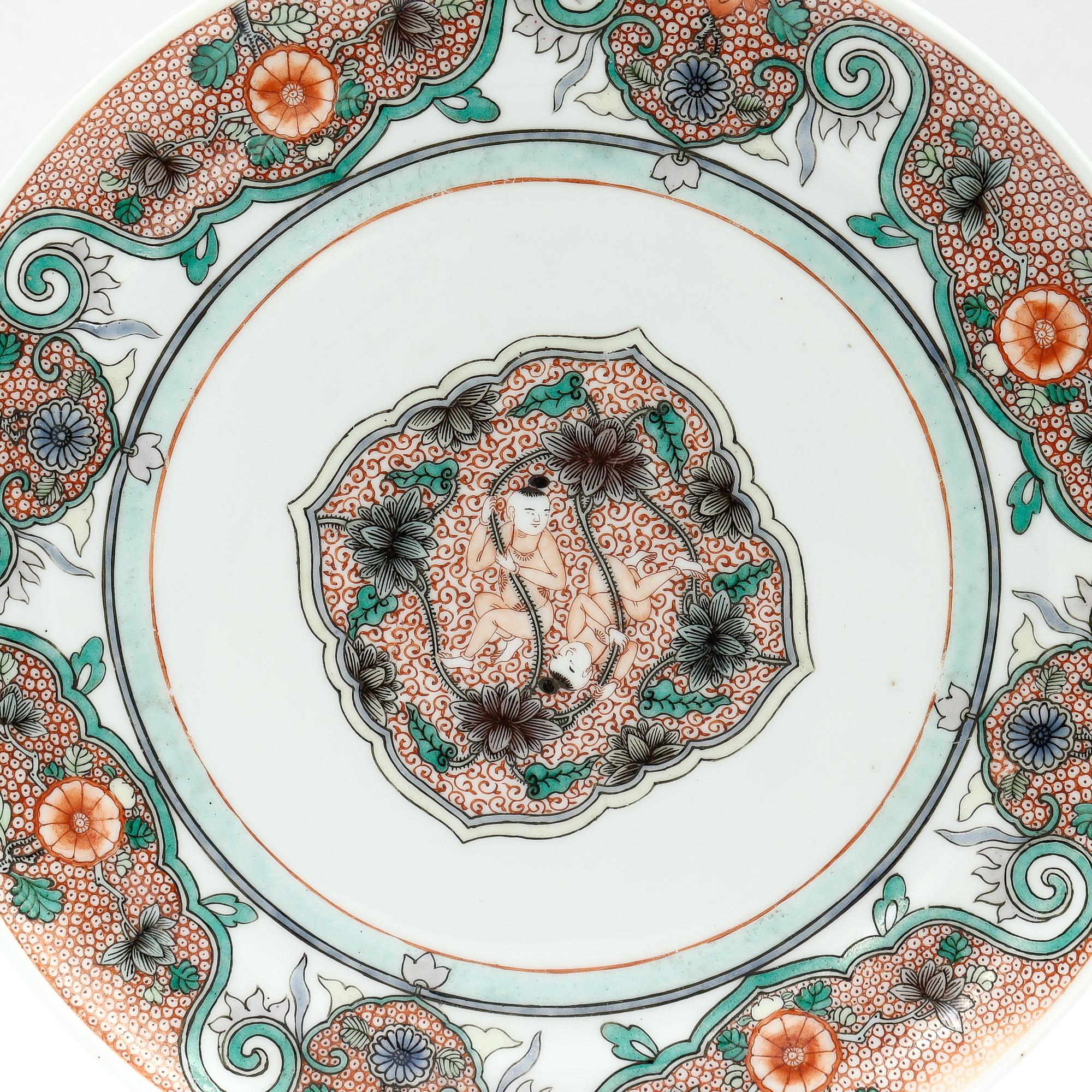 Antike Famille Verte Chinesisch Export Porzellan Teller mit Hehe Zwillinge und Lotus (Chinesischer Export) im Angebot