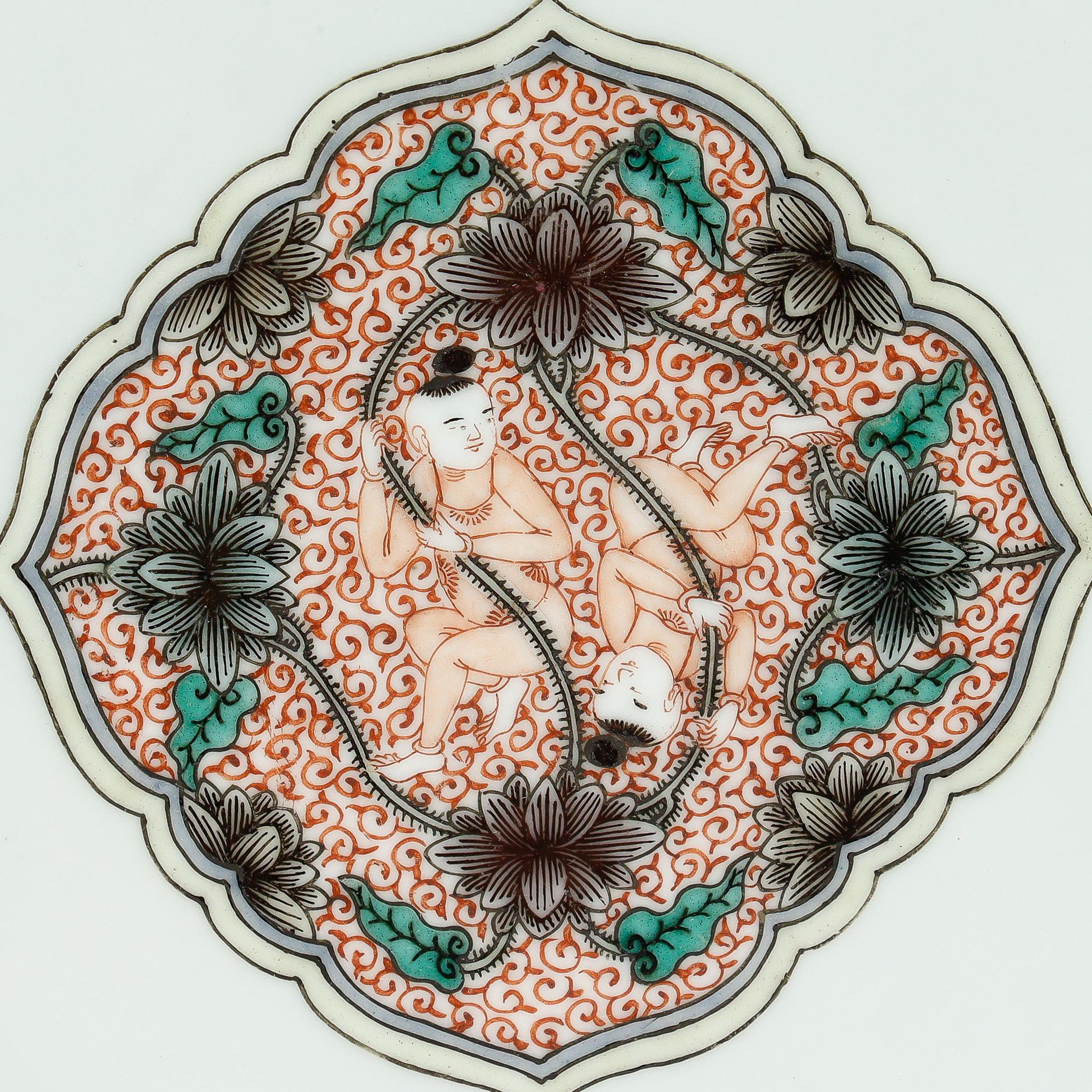 Antike Famille Verte Chinesisch Export Porzellan Teller mit Hehe Zwillinge und Lotus im Zustand „Relativ gut“ im Angebot in Philadelphia, PA