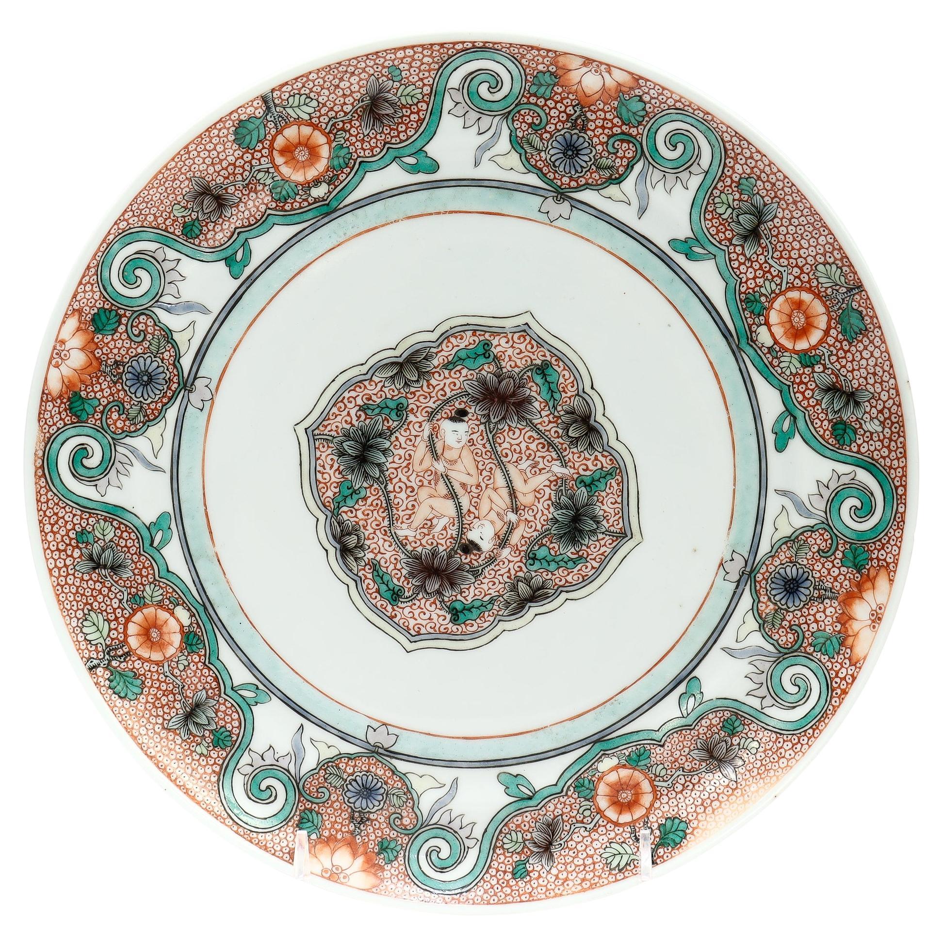 Ancienne assiette en porcelaine d
exportation chinoise de la famille verte avec jumeaux Hehe et lotus