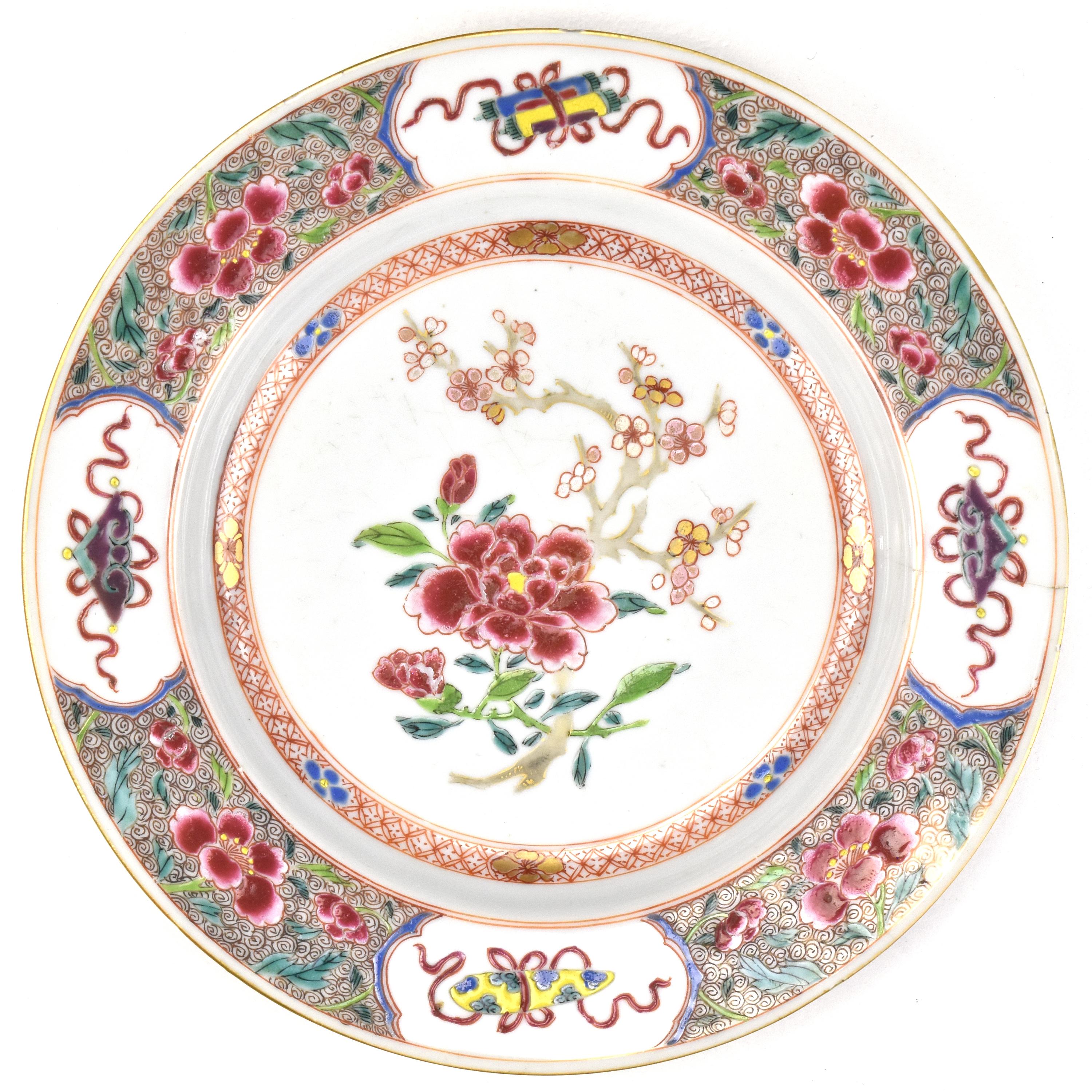 This antique Kangxi plate is a truly exceptional piece of porcelain craftsmanship. It showcases an exquisite level of detail in its design, featuring a delicate chrysanthemum and prunus branch pattern in centre. This pattern is a testament to the