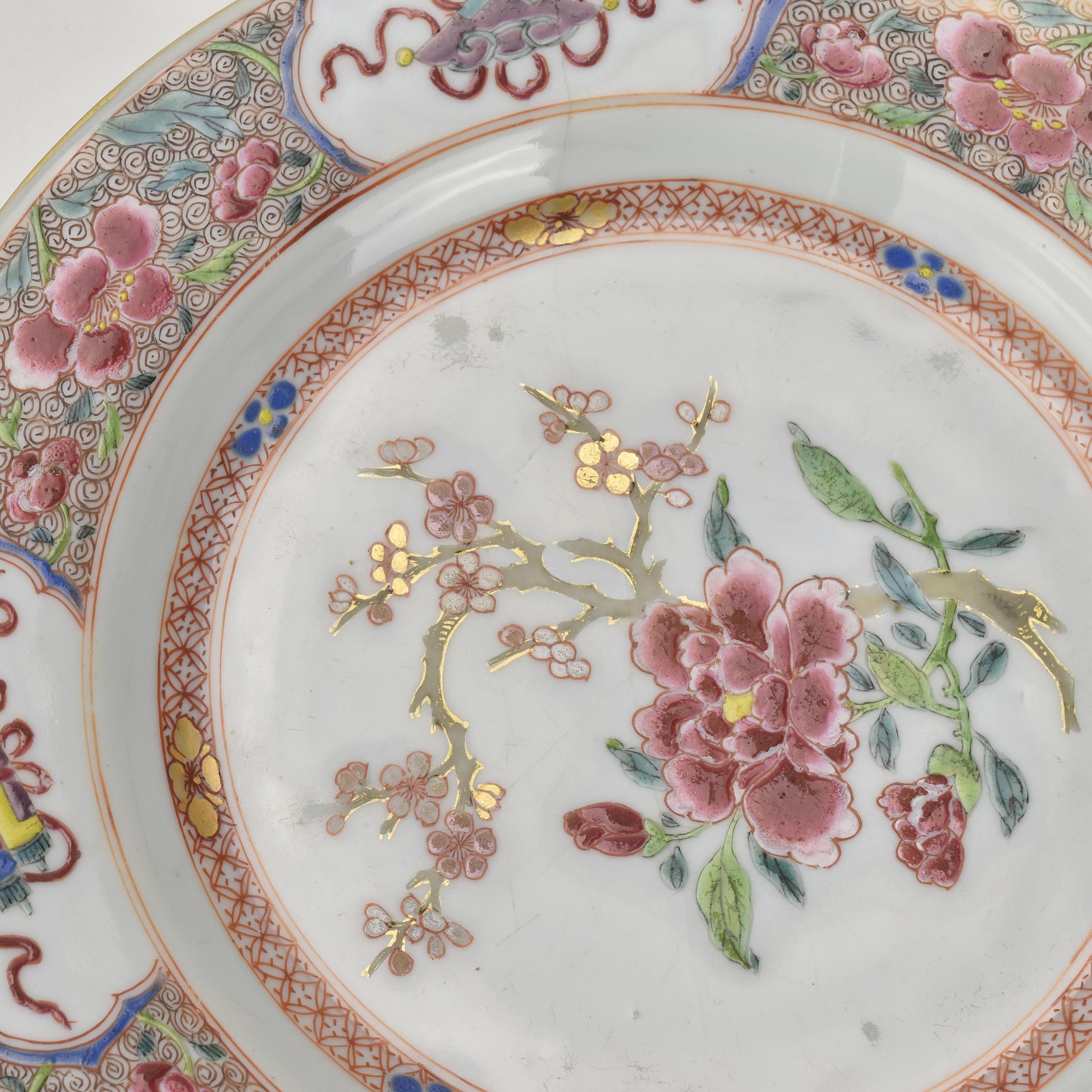 Émaillé Antique assiette en porcelaine chinoise de la période Kangxi 18e siècle Famille Rose en vente
