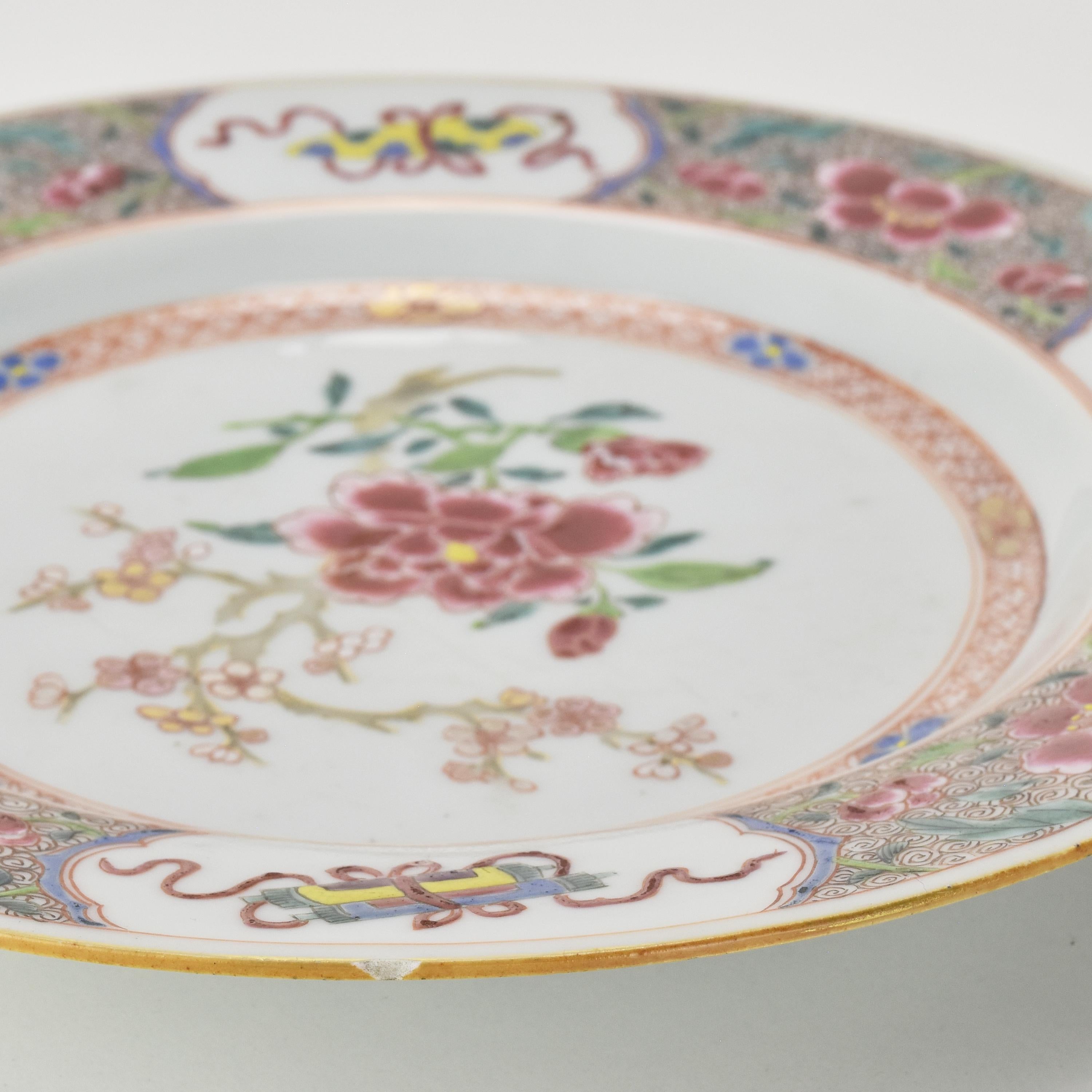 Début du XVIIIe siècle Antique assiette en porcelaine chinoise de la période Kangxi 18e siècle Famille Rose en vente