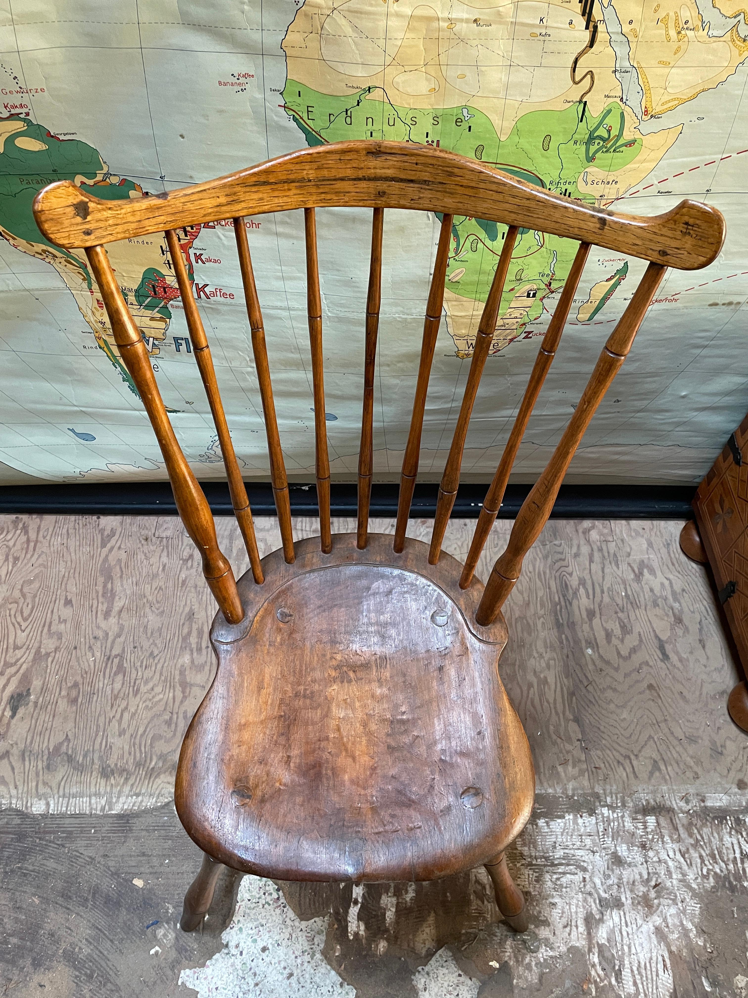 Utilisable, la menuiserie est serrée. Il peut y avoir des réparations plus anciennes, mais nous n'avons pas fait de restauration.
L 21,75 x P 20 x Siège H 17 / Dossier H 35,75 in.
