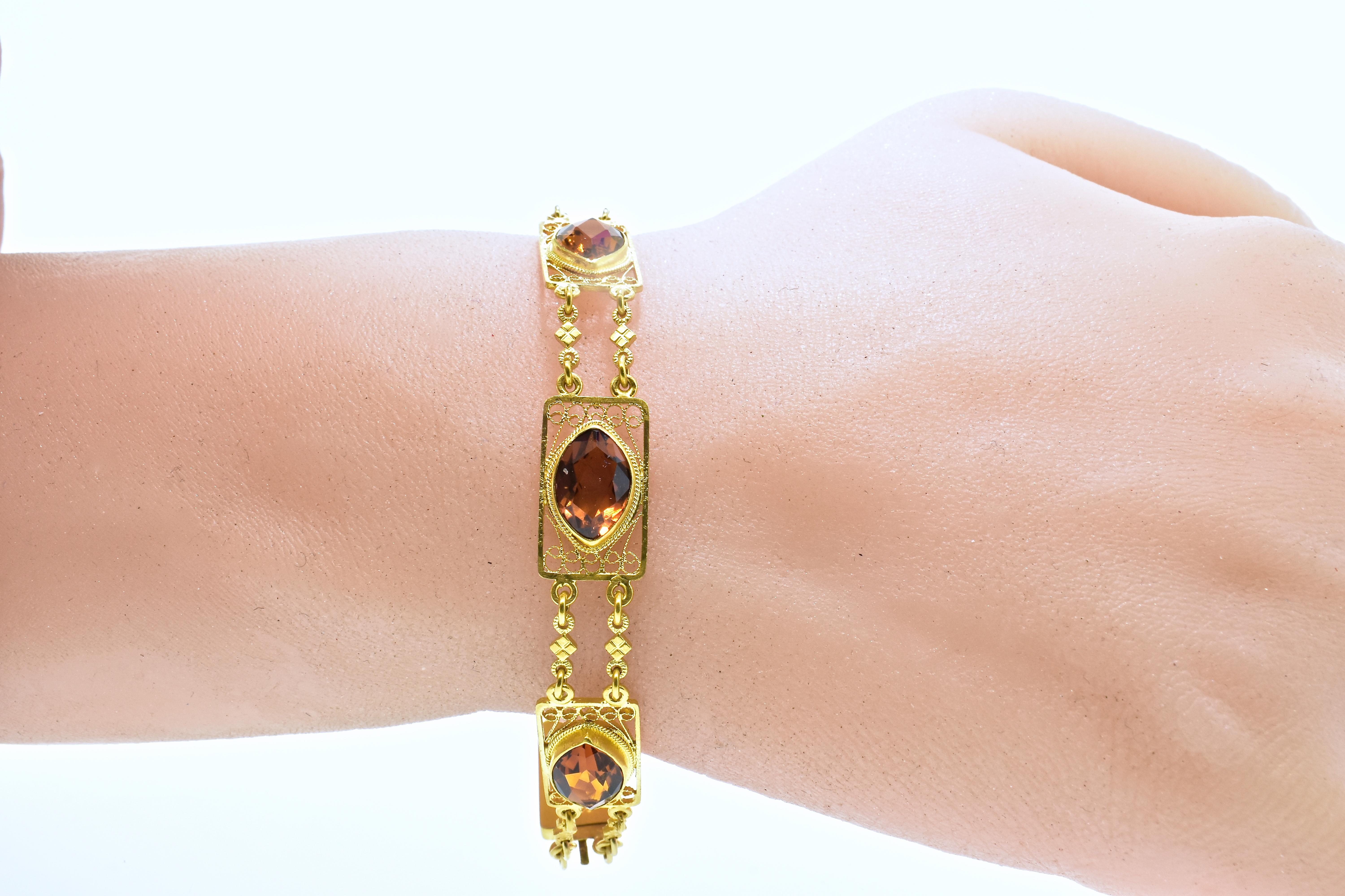 Antik, Arts & Crafts Era, handgefertigtes Armband mit 6 natürlichen tieforangenen Zitrinen im Marquis-Schliff.  Diese oft als madeirafarbene Citrine bezeichneten Steine mit einem Gesamtgewicht von ca. 15 ct. sind alle gut aufeinander abgestimmt und