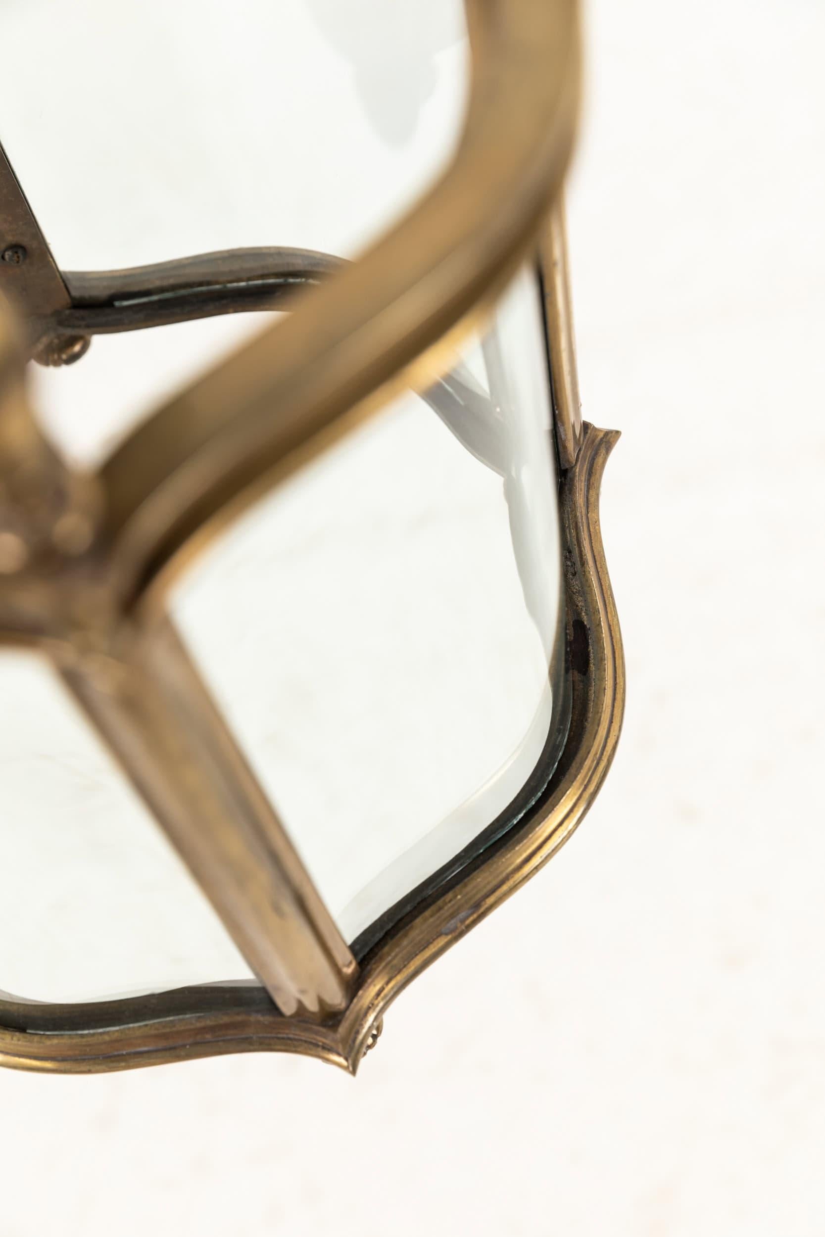 Una bellissima lanterna in ottone per portico/casa realizzata da Faraday & Son. C.C.

Di forma più grande, realizzato in ottone secondo i più alti standard, conserva ancora la finitura originale in argento ossidato. I pannelli vetrati a forma di