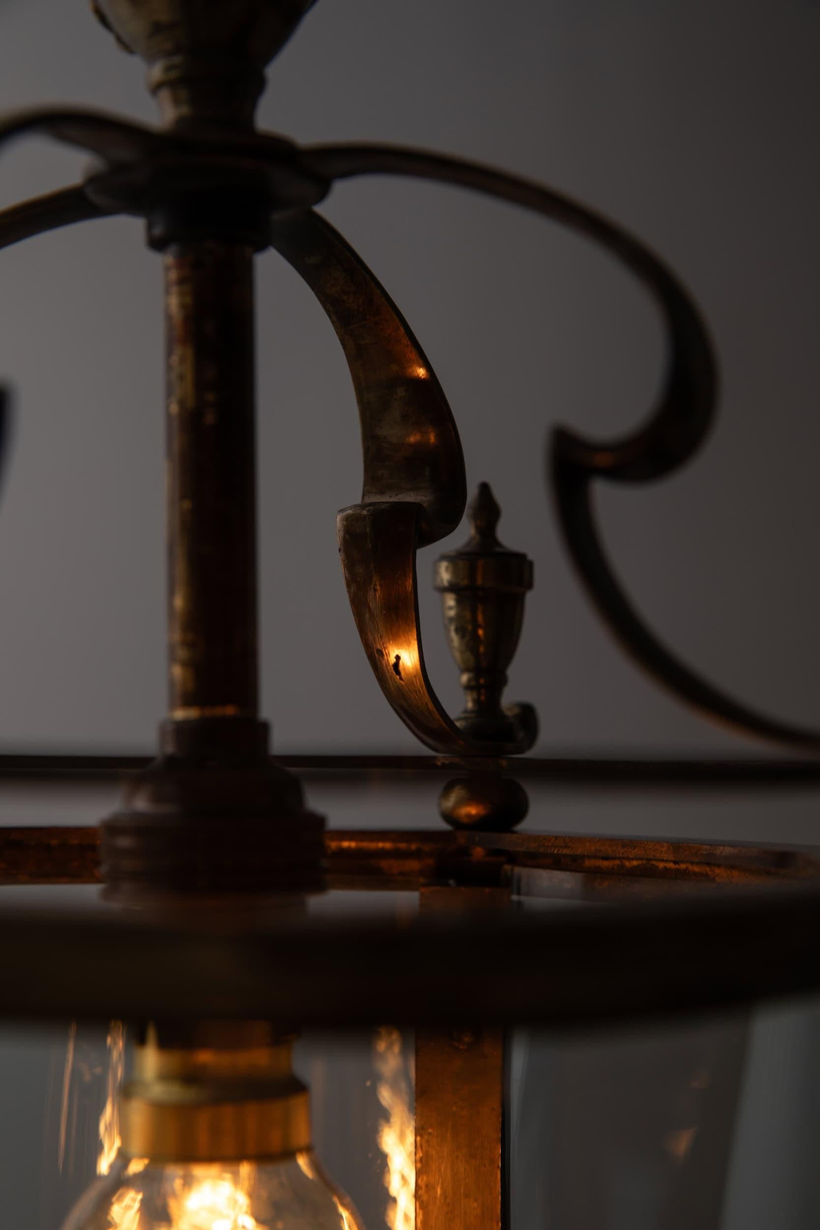 Inglese Antica lampada a lanterna da veranda in ottone smaltato di Faraday & Son C.C. 1920 in vendita