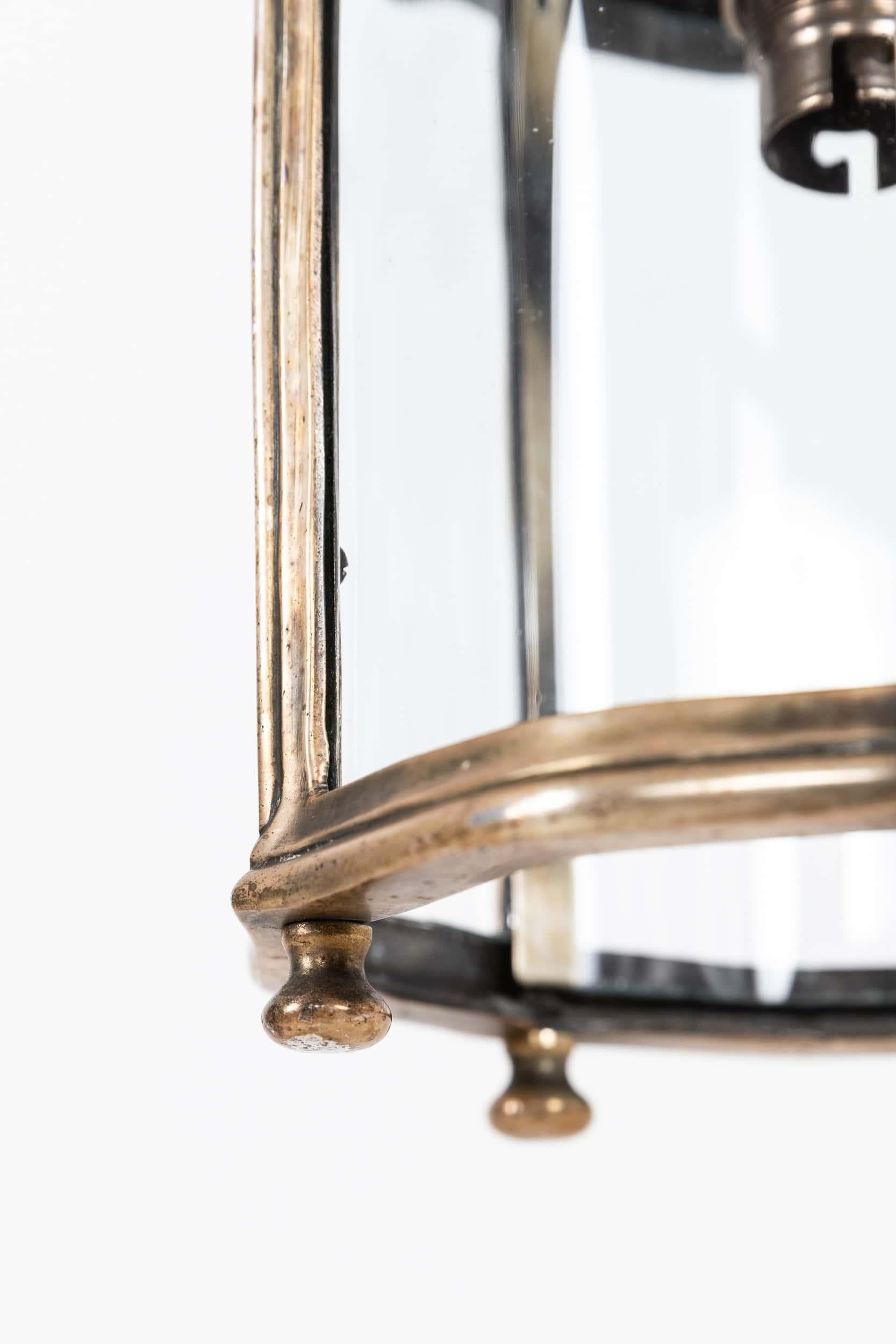 

Farol de porche de latón de bella forma fabricado por Faraday & Son. c.1920

Fabricado en latón de la mejor calidad, conserva su acabado plateado oxidado que ha adquirido un color maravilloso. Paneles curvos acristalados, todos originales e