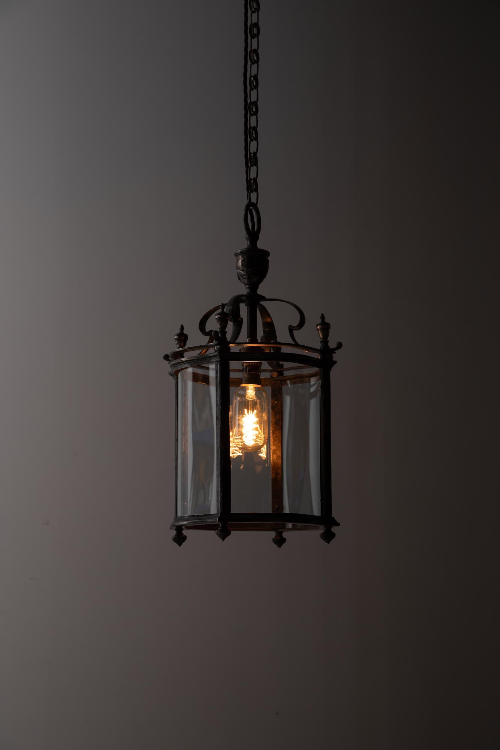 Ottone Antica lampada a lanterna da portico in ottone smaltato Faraday & Son C.1920 in vendita