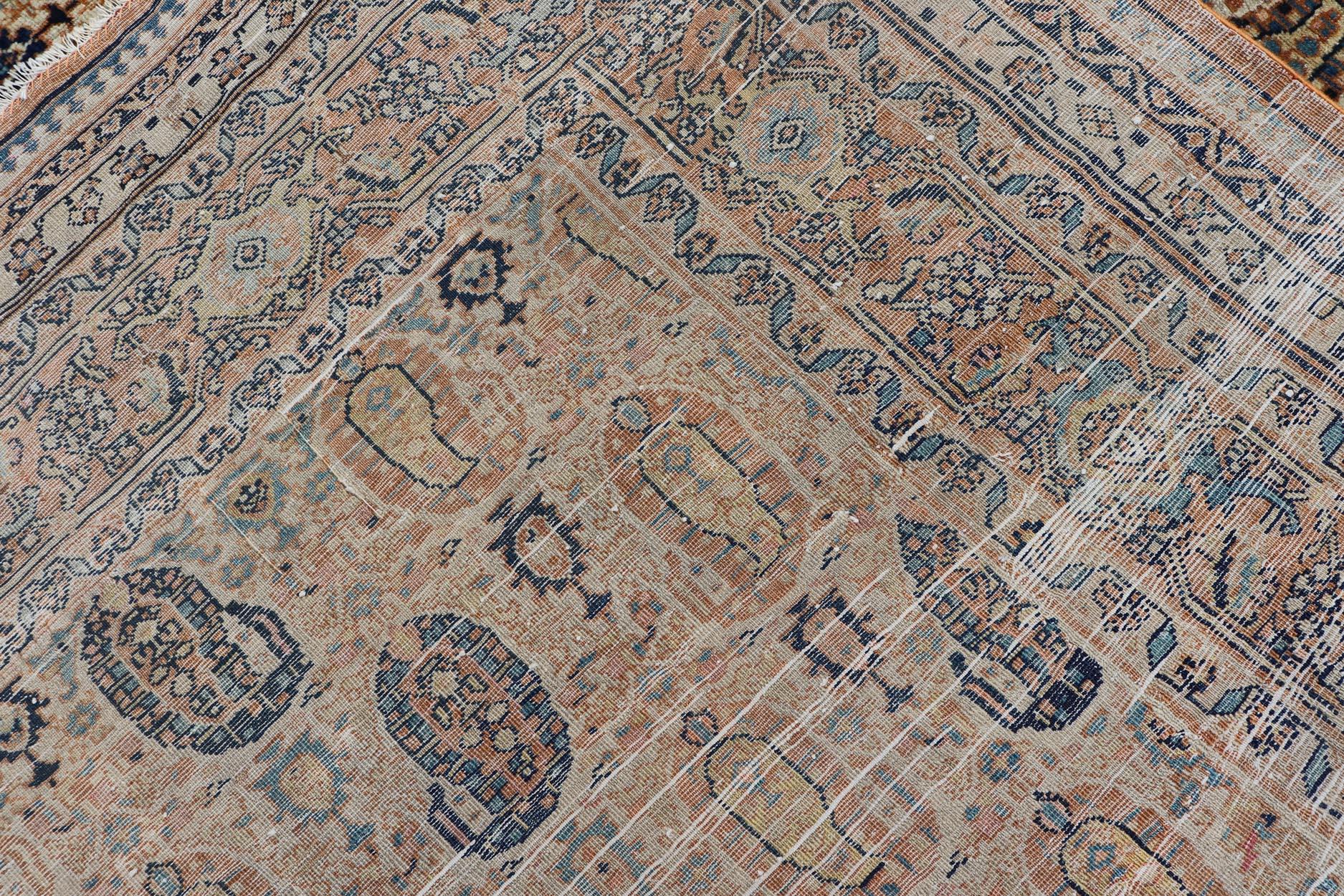 Antiker persischer Feraghan-Teppich in Cremefarbenem Hintergrund mit Paisleymuster im Angebot 2