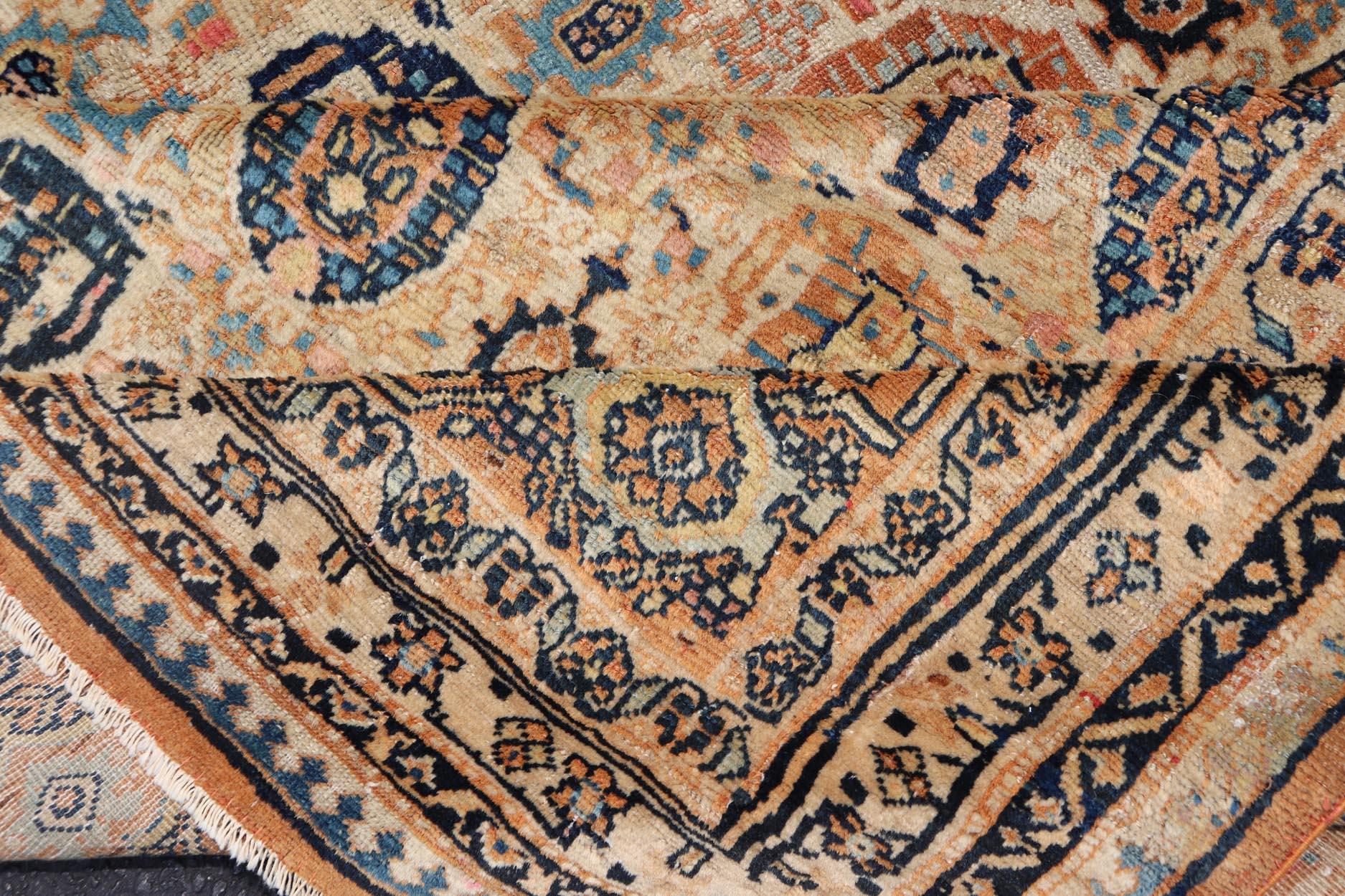 Tapis persan ancien de Feraghan au fond de couleur crème avec motif cachemire en vente 3