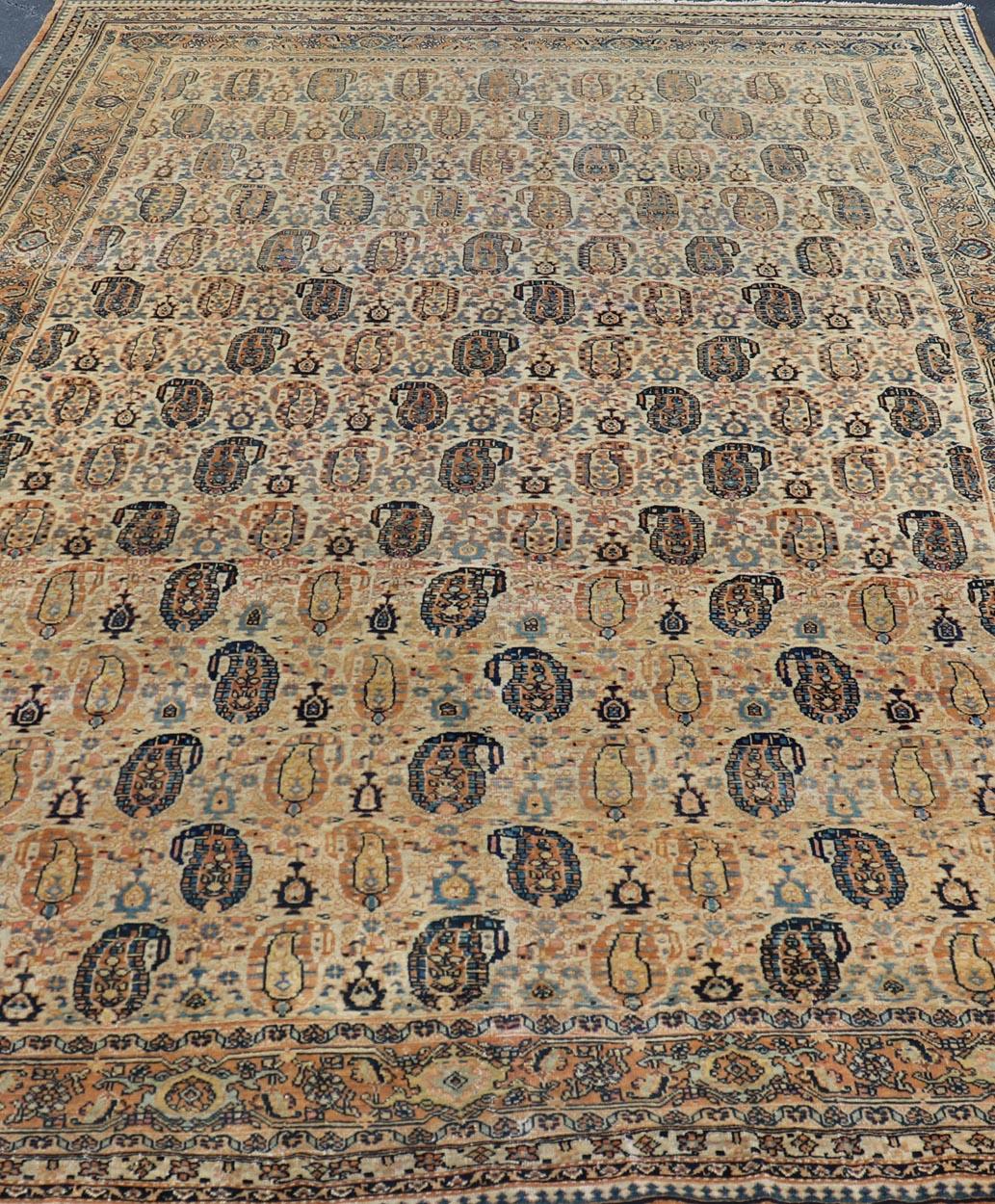Antiker persischer Feraghan-Teppich in Cremefarbenem Hintergrund mit Paisleymuster im Angebot 4