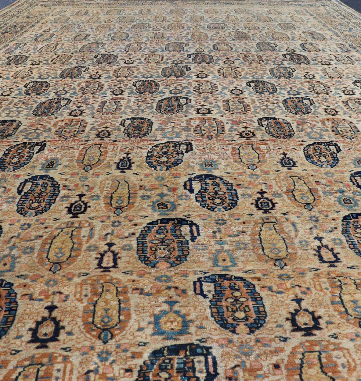 Antiker persischer Feraghan-Teppich in Cremefarbenem Hintergrund mit Paisleymuster im Angebot 5