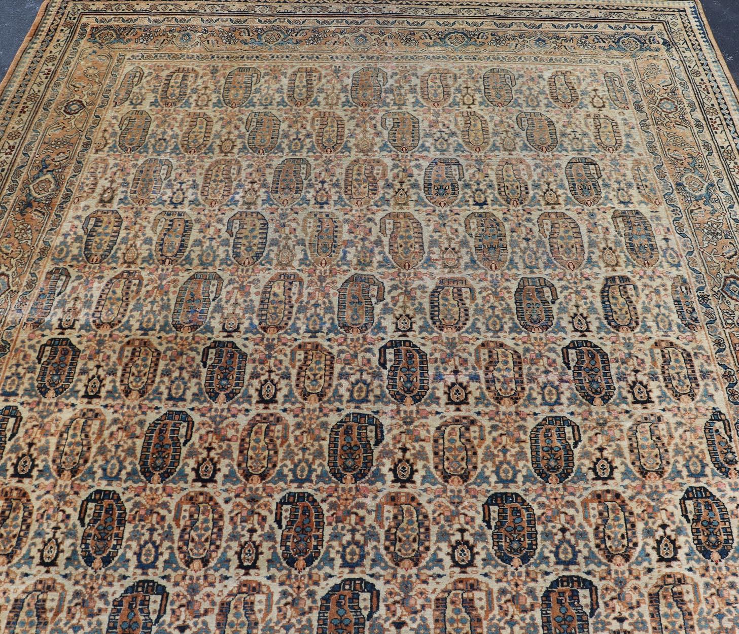 Antiker persischer Feraghan-Teppich in Cremefarbenem Hintergrund mit Paisleymuster im Angebot 6