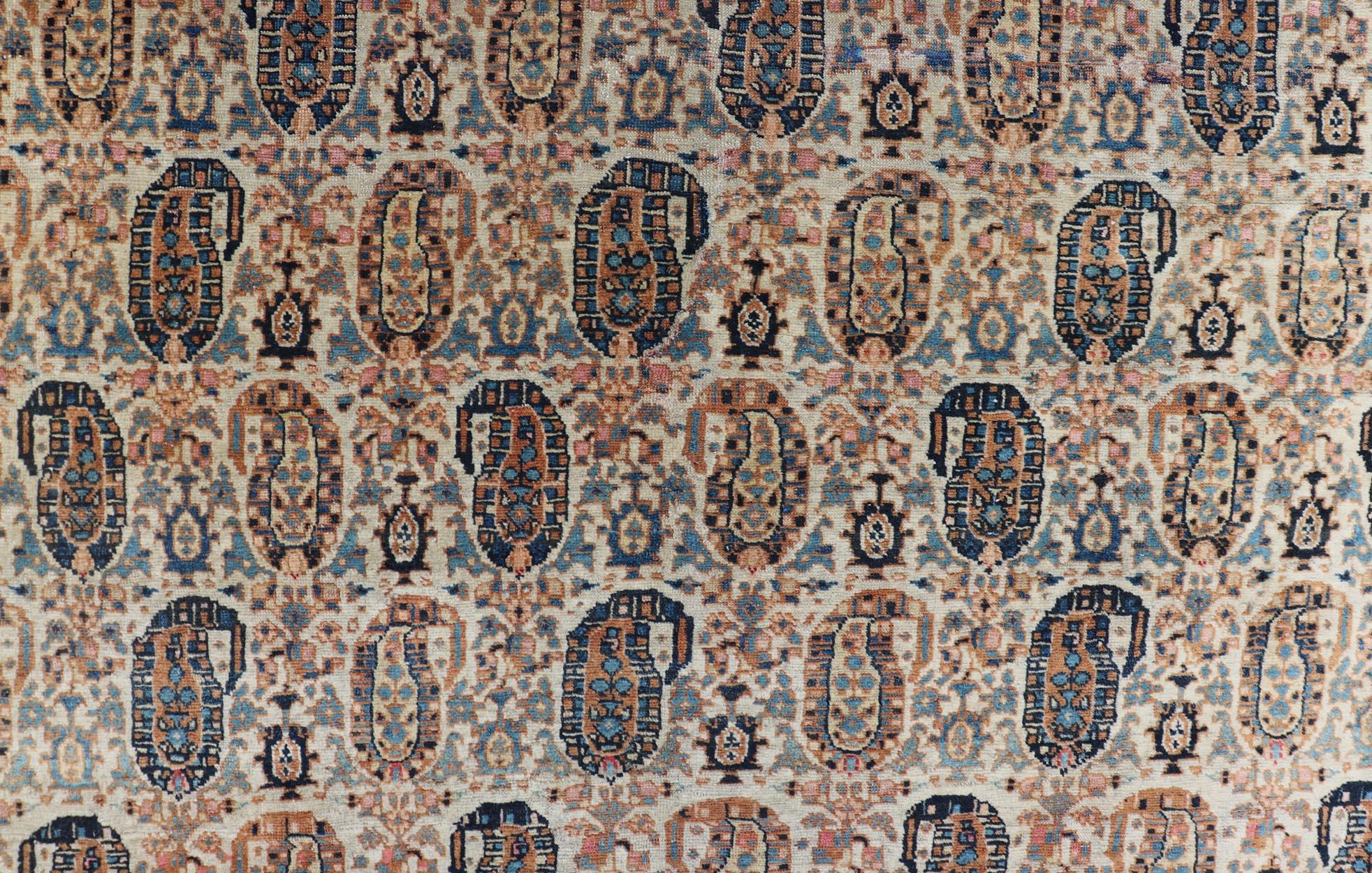 Antiker persischer Feraghan-Teppich in Cremefarbenem Hintergrund mit Paisleymuster im Angebot 7