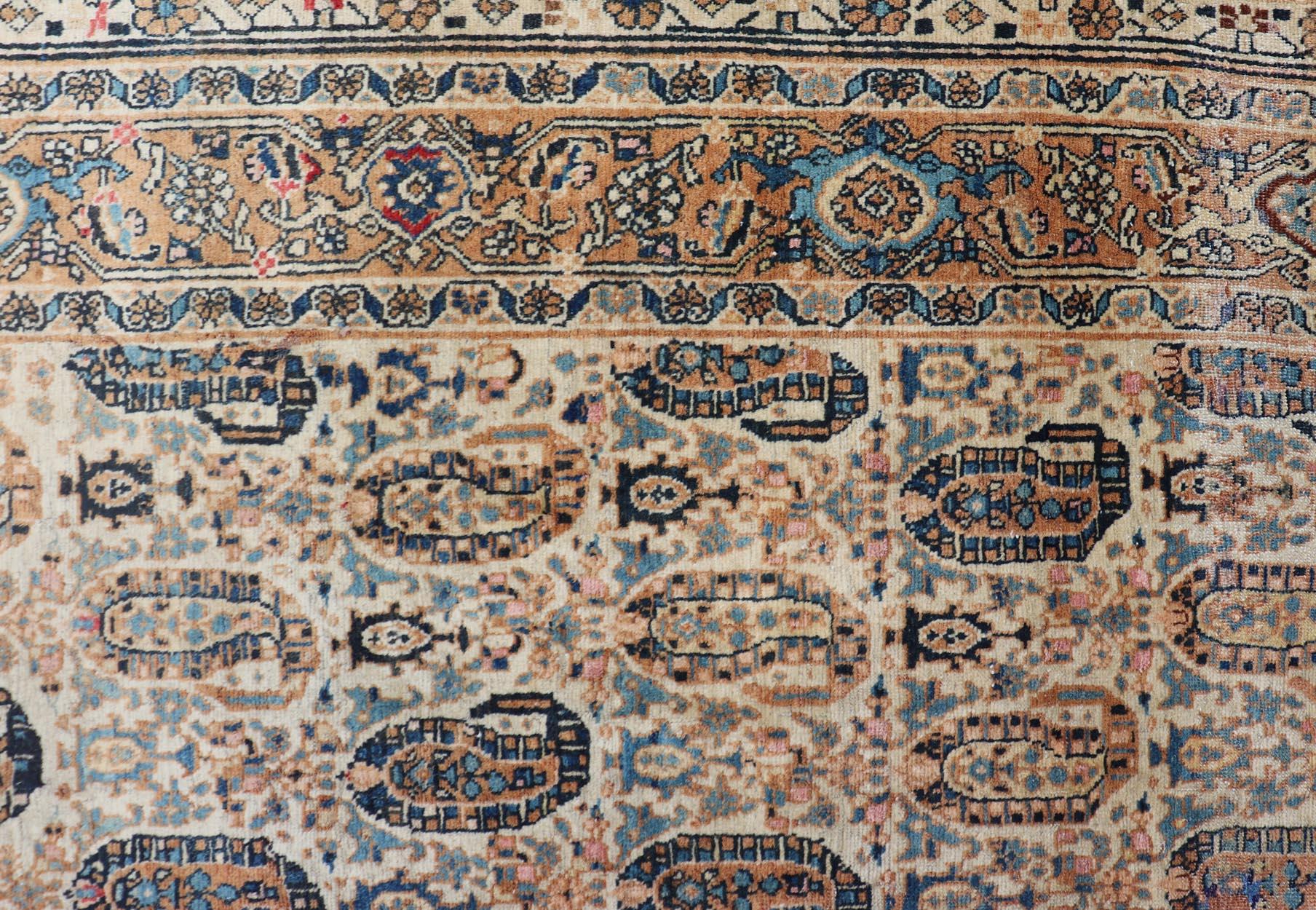 Antiker persischer Feraghan-Teppich in Cremefarbenem Hintergrund mit Paisleymuster (Sarouk Farahan) im Angebot