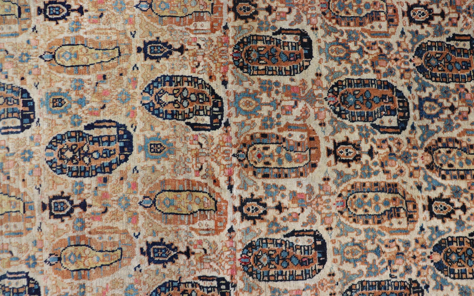 Antiker persischer Feraghan-Teppich in Cremefarbenem Hintergrund mit Paisleymuster im Zustand „Gut“ im Angebot in Atlanta, GA