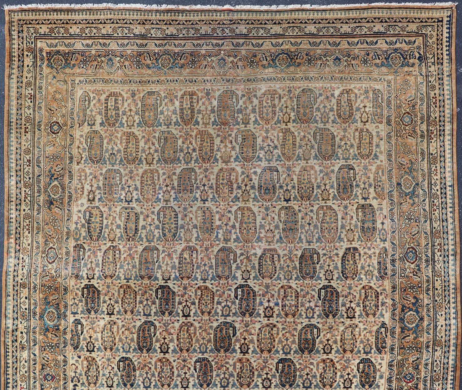 Antiker persischer Feraghan-Teppich in Cremefarbenem Hintergrund mit Paisleymuster (20. Jahrhundert) im Angebot