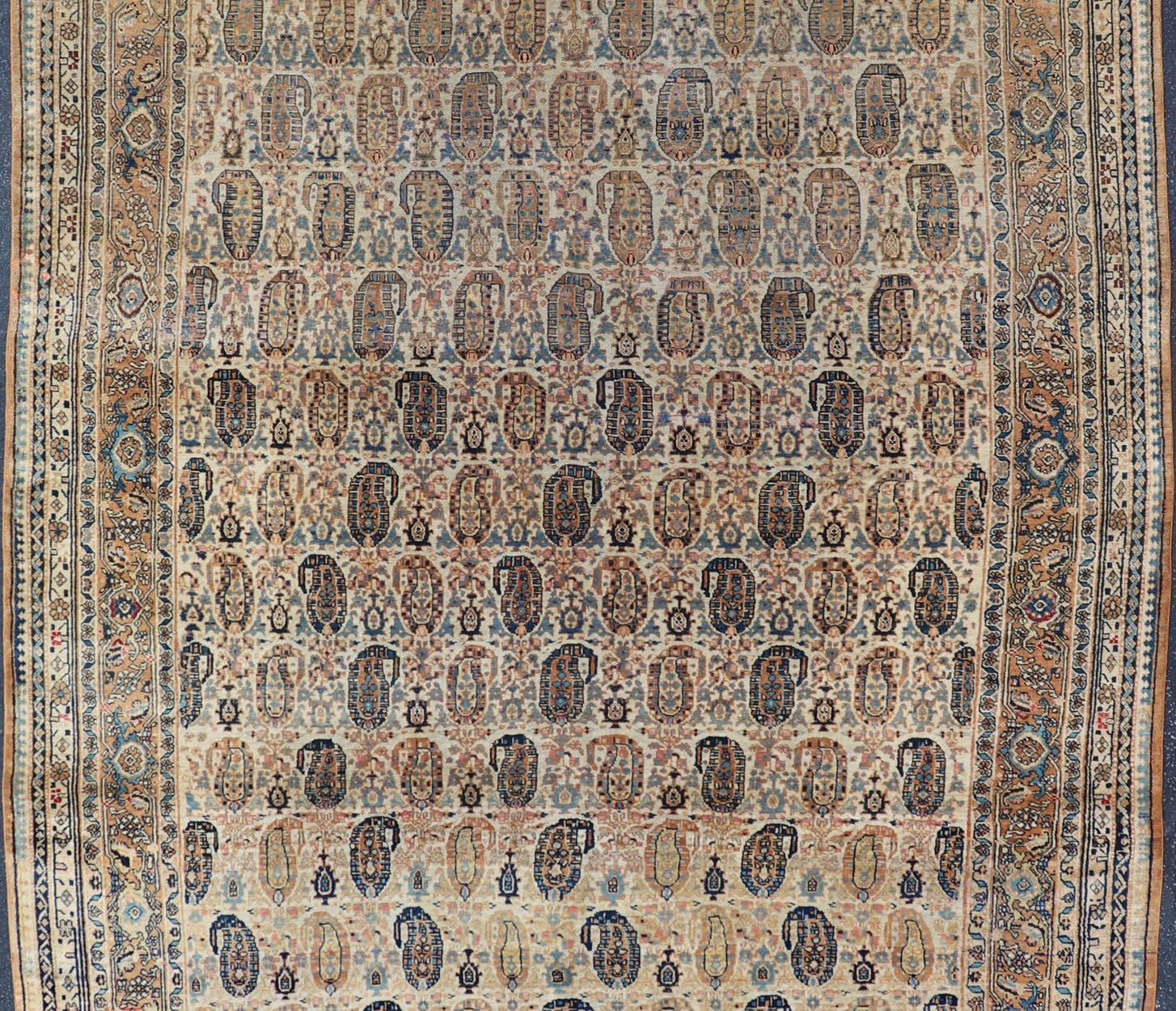 Antiker persischer Feraghan-Teppich in Cremefarbenem Hintergrund mit Paisleymuster (Wolle) im Angebot
