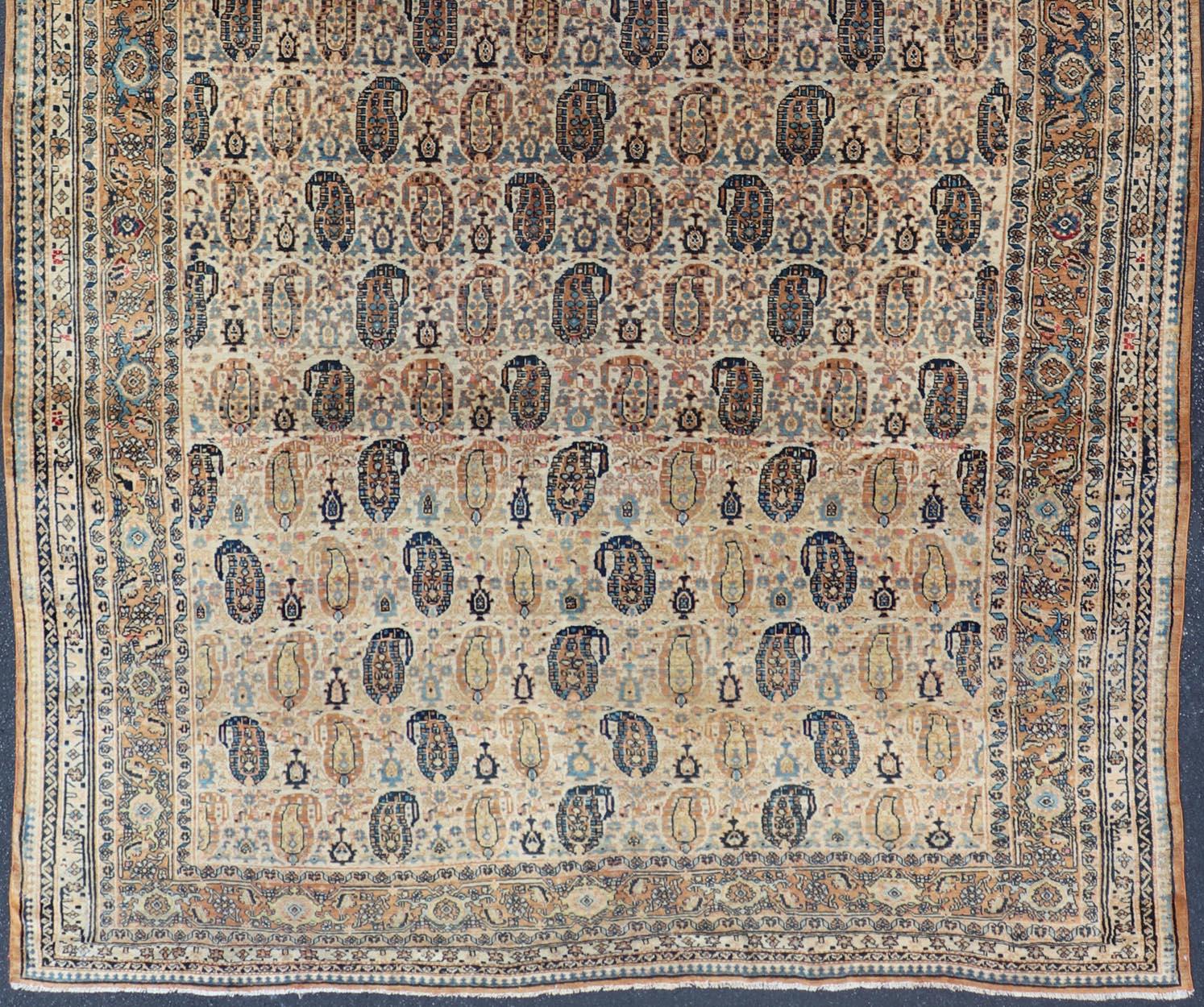 Tapis persan ancien de Feraghan au fond de couleur crème avec motif cachemire en vente 1