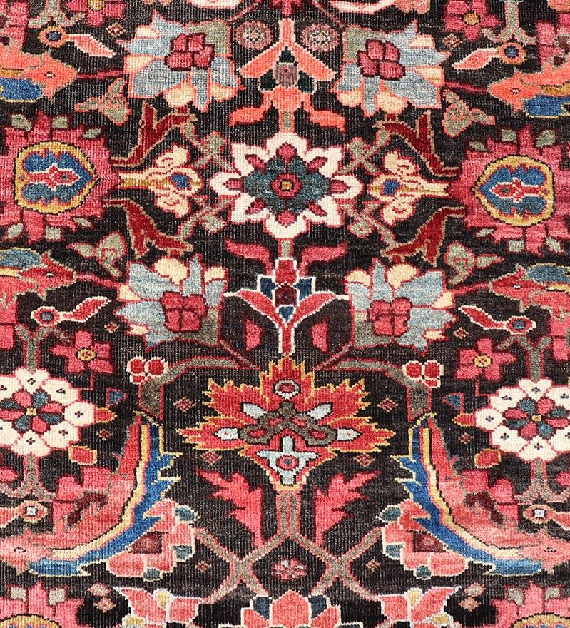 Antico runner persiano Faraghan con design/One su sfondo blu inchiostro. Keivan Woven Arts/ tappeto EMB-22169-15063, paese d'origine/tipo: Iran / Feraghan, circa 1910.
Misure: 3'1 x 9'5 
Questo pregiato runner Farahan dell'inizio del XX secolo vanta