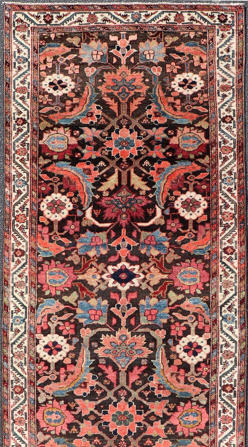 Sarouk Farahan Runner antico Faraghan con design/One su sfondo blu inchiostro 3'1 x 9'5 in vendita