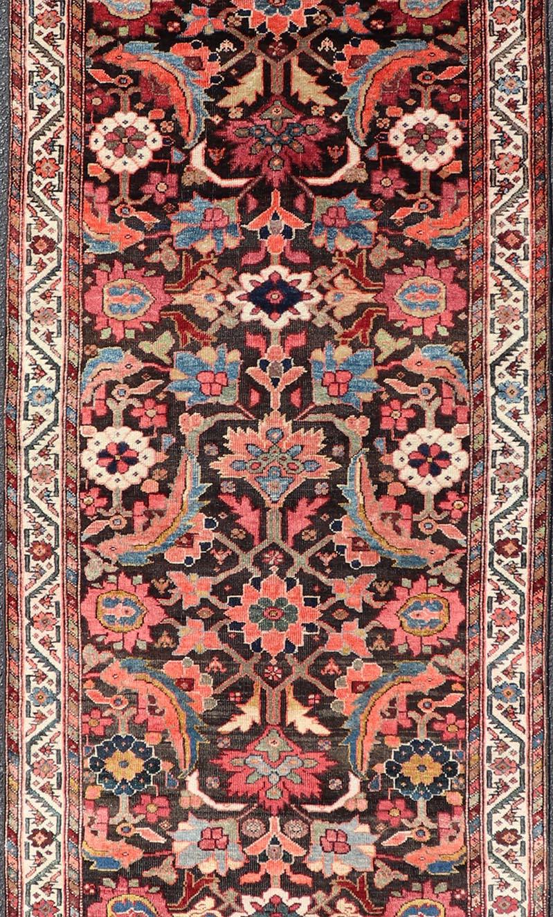 Persiano Runner antico Faraghan con design/One su sfondo blu inchiostro 3'1 x 9'5 in vendita