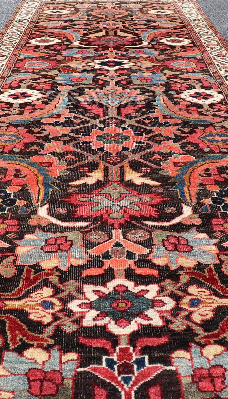 Runner antico Faraghan con design/One su sfondo blu inchiostro 3'1 x 9'5 in vendita 1