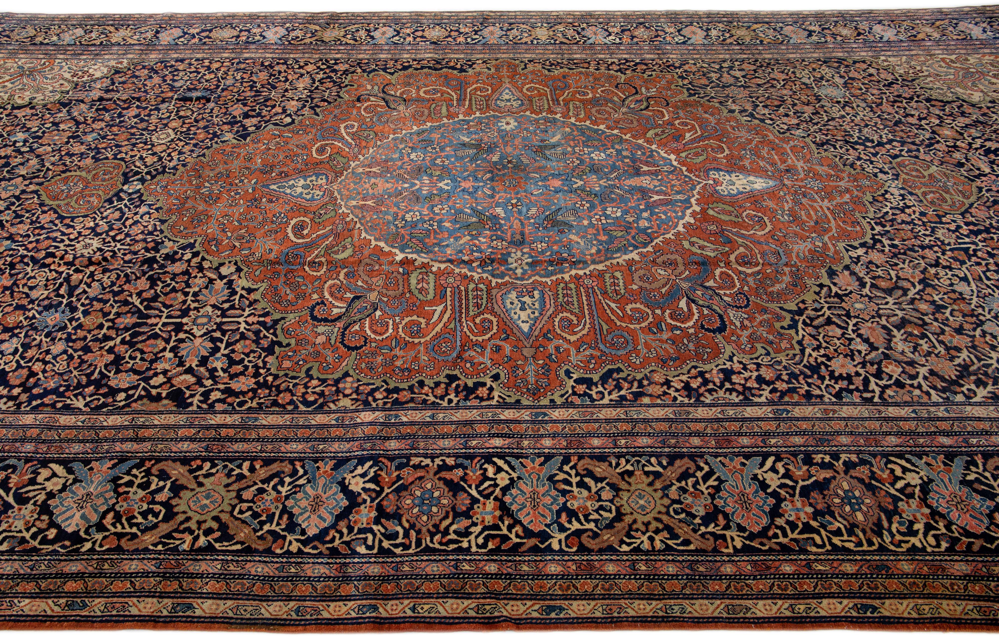 Noué à la main Ancien tapis persan Farahan fait à la main, bleu et rouille, avec motif de rosette en vente