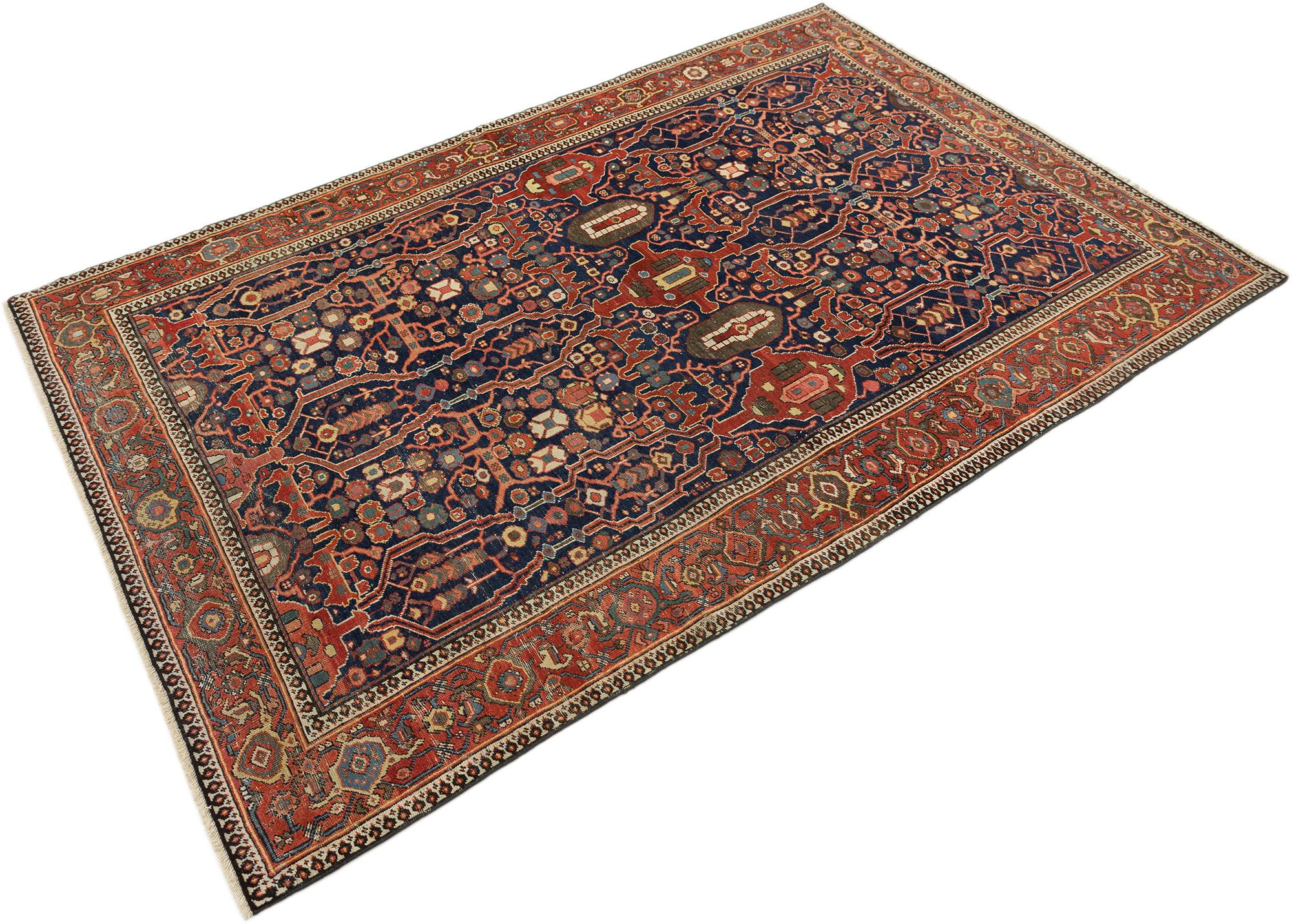 Handgeknüpfter Farahan-Teppich, gewebt im Iran um 1890.

Dieses antike Stück zeigt ein geometrisches Allover-Muster mit einem tief indigoblauen Feld, das von eckigen Motiven in Rot, Elfenbein und zartem Grün belebt wird. Das sich wiederholende