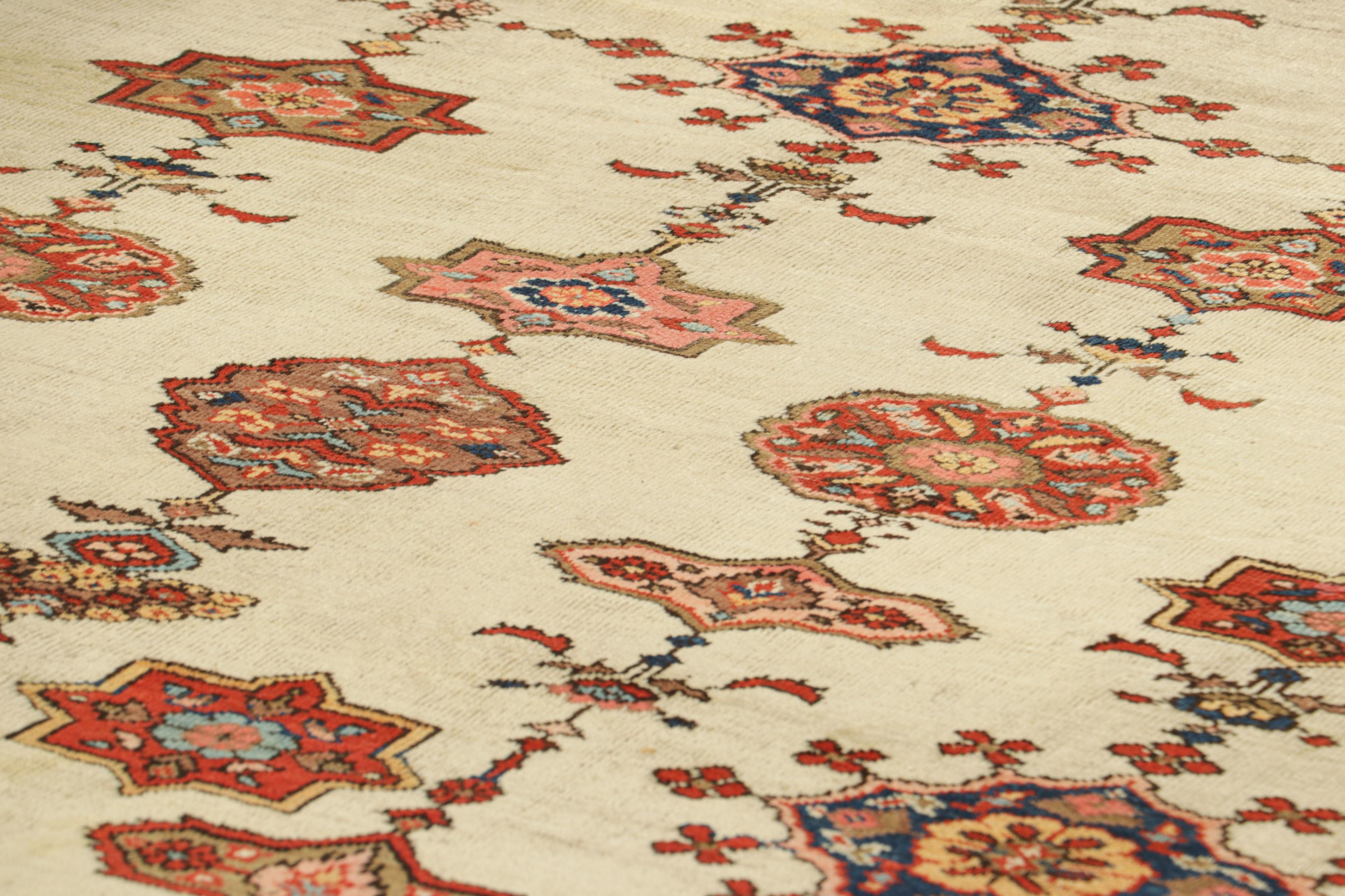 Dieser 10x14 Farahan-Perserteppich ist eine aufregende Neuheit in der antiken Kuration von Rug & Kilim - ein außergewöhnliches Design von außergewöhnlicher Größe, das im späten 19. Jahrhundert aus handgeknüpfter Wolle hergestellt wurde. 

Über das