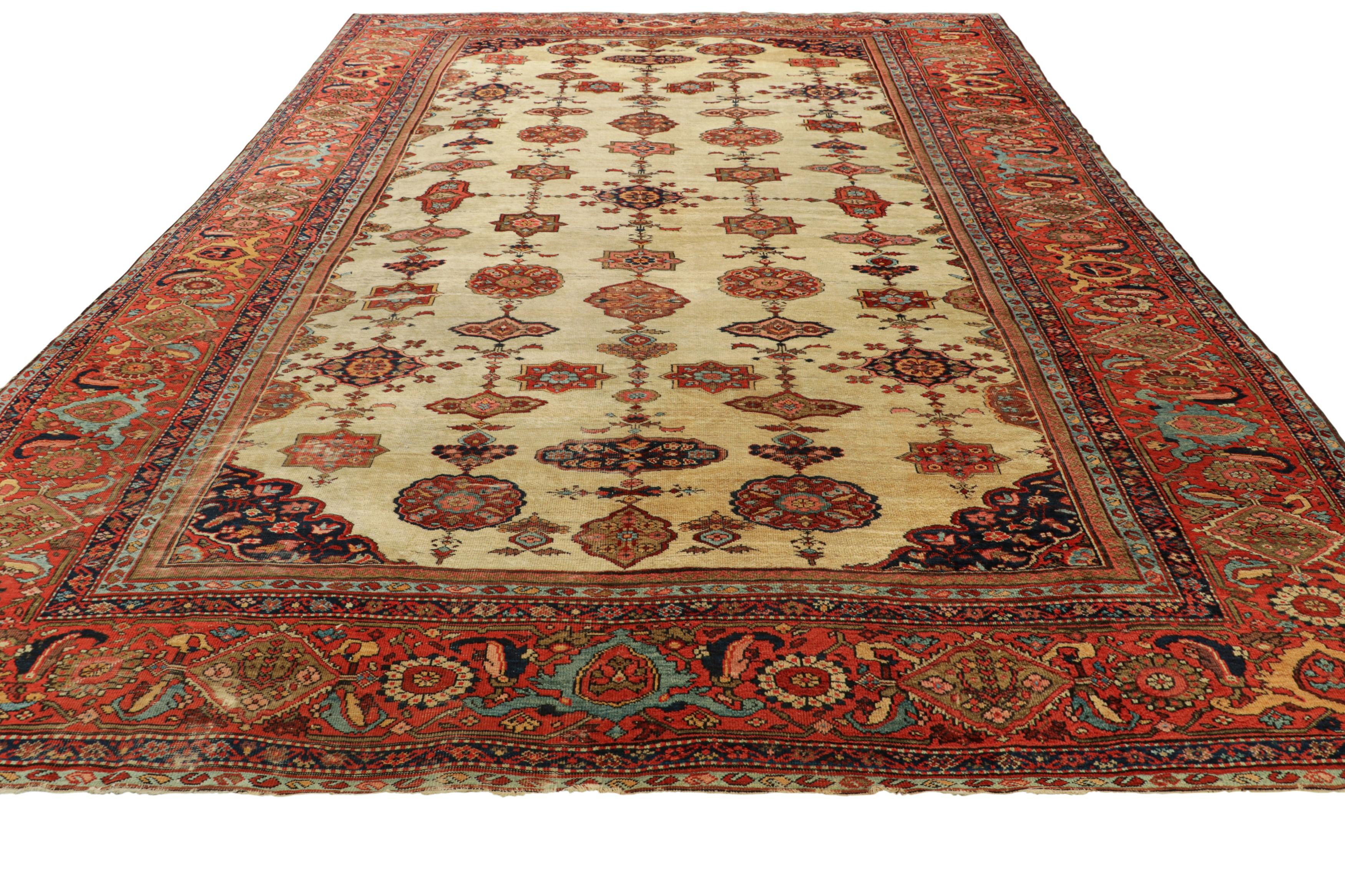 Antiker Farahan-Perserteppich in Creme und Rot mit Allover-Muster  Rug & Kilim im Zustand „Gut“ im Angebot in Long Island City, NY