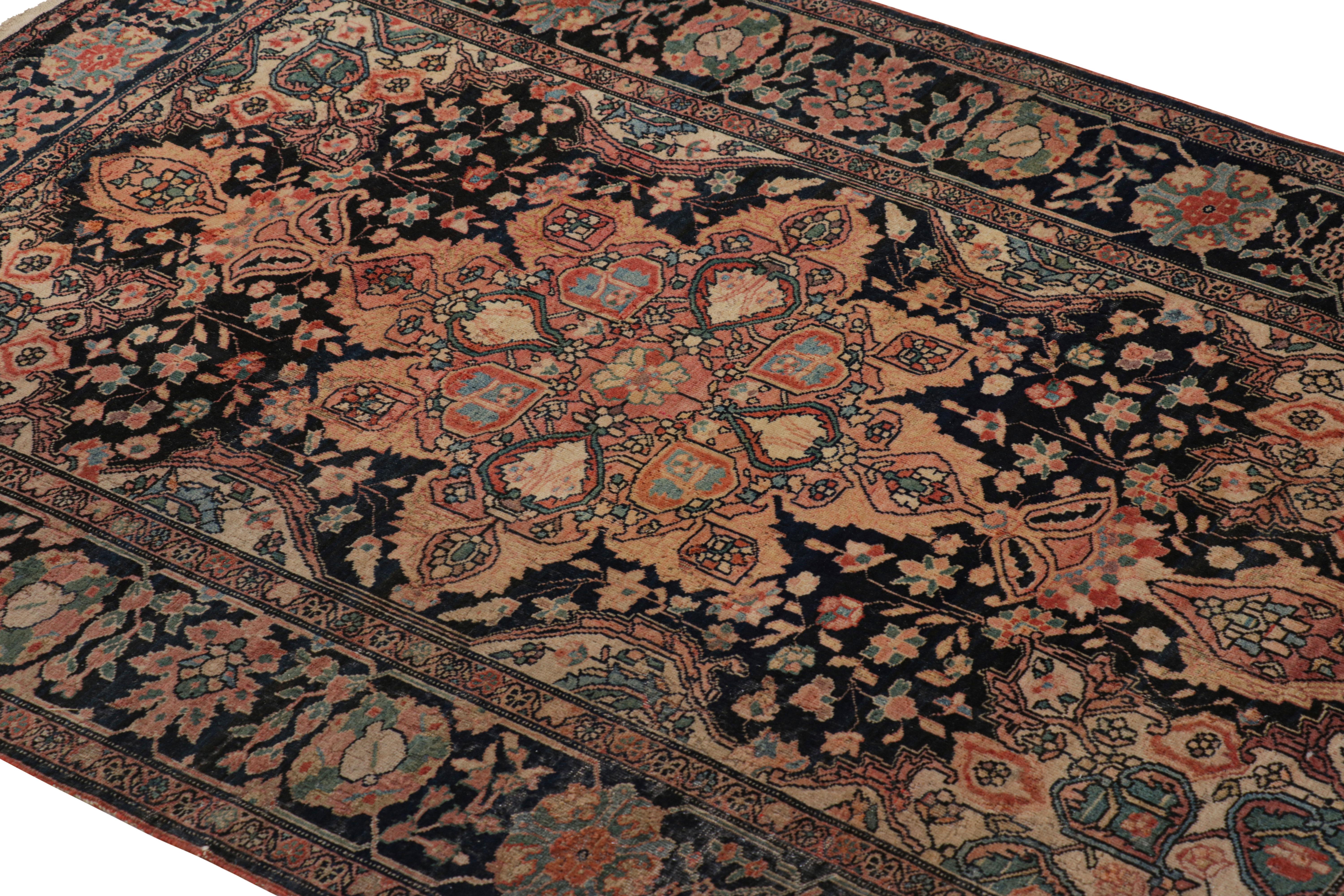 Dieser handgeknüpfte Wollteppich aus Persien (ca. 1920-1930) ist eine kühne Neuheit in unserer Antique Collection und zeigt geometrisch-florale Muster in Feld, Medaillon und Bordüre. 

Über das Design

Kenner werden diesen herausragenden antiken