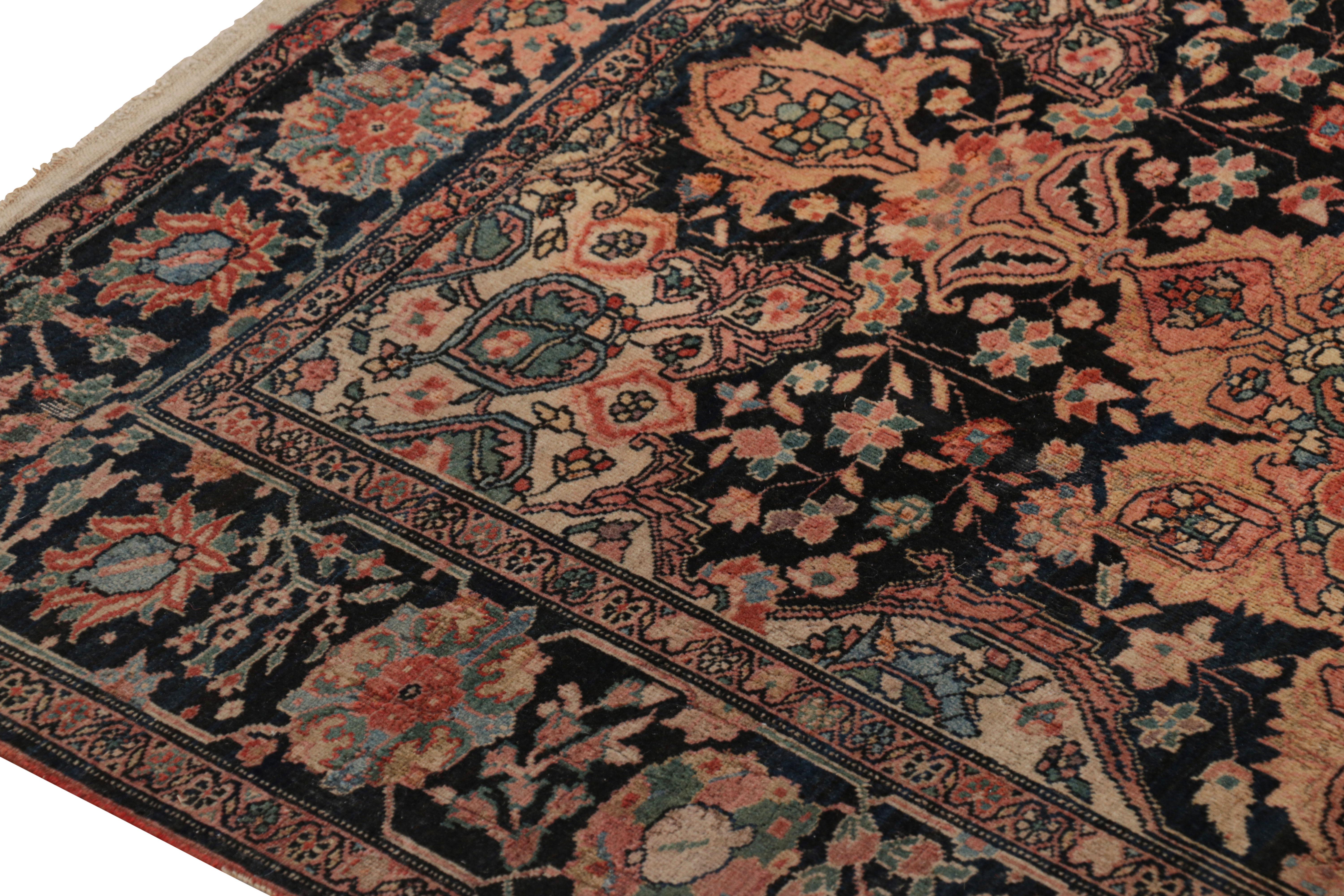 Antiker Farahan-Perserteppich mit buntem Blumenmedaillon, von Rug & Kilim (Persisch) im Angebot