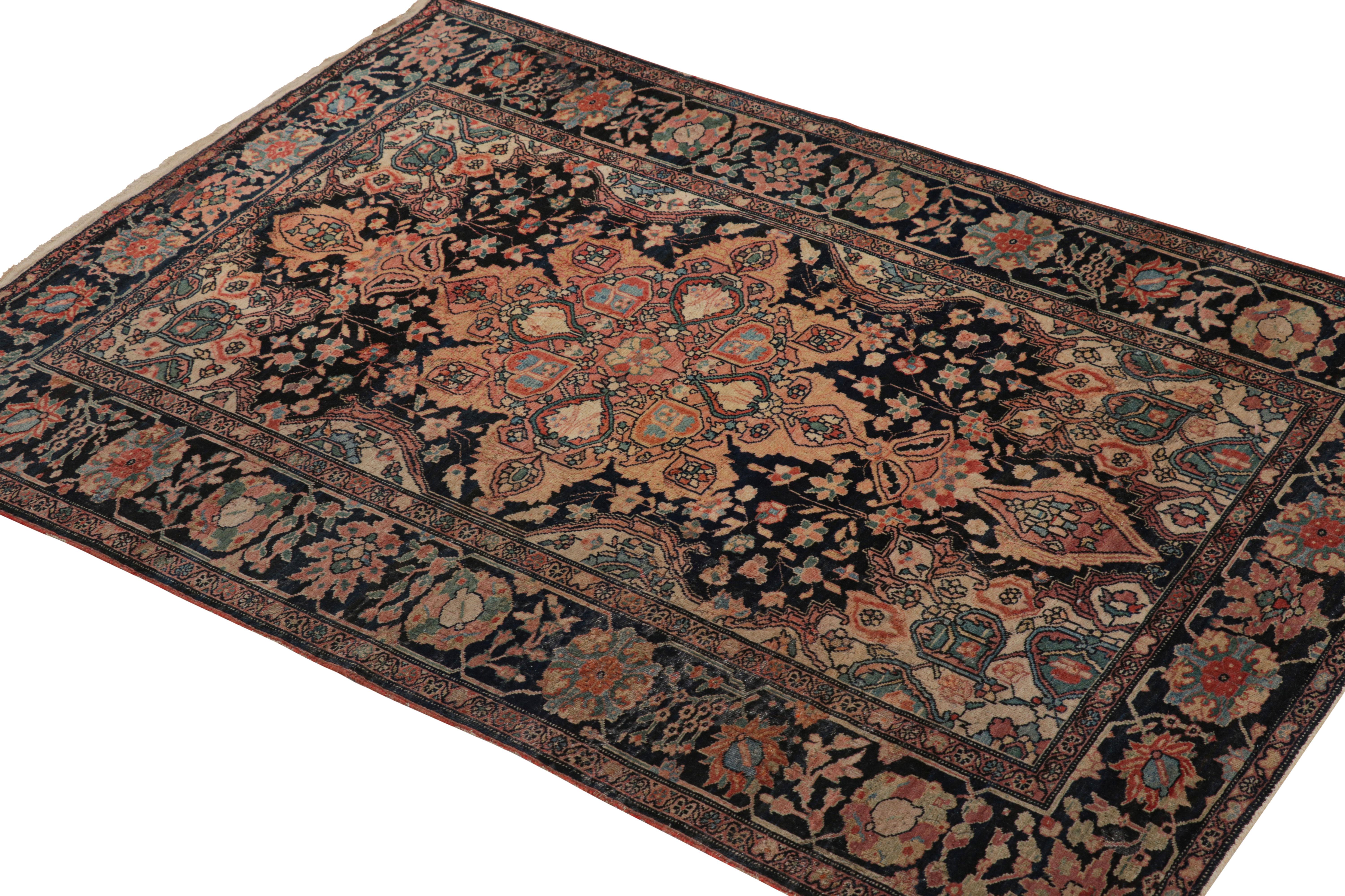 Antiker Farahan-Perserteppich mit buntem Blumenmedaillon, von Rug & Kilim im Zustand „Gut“ im Angebot in Long Island City, NY