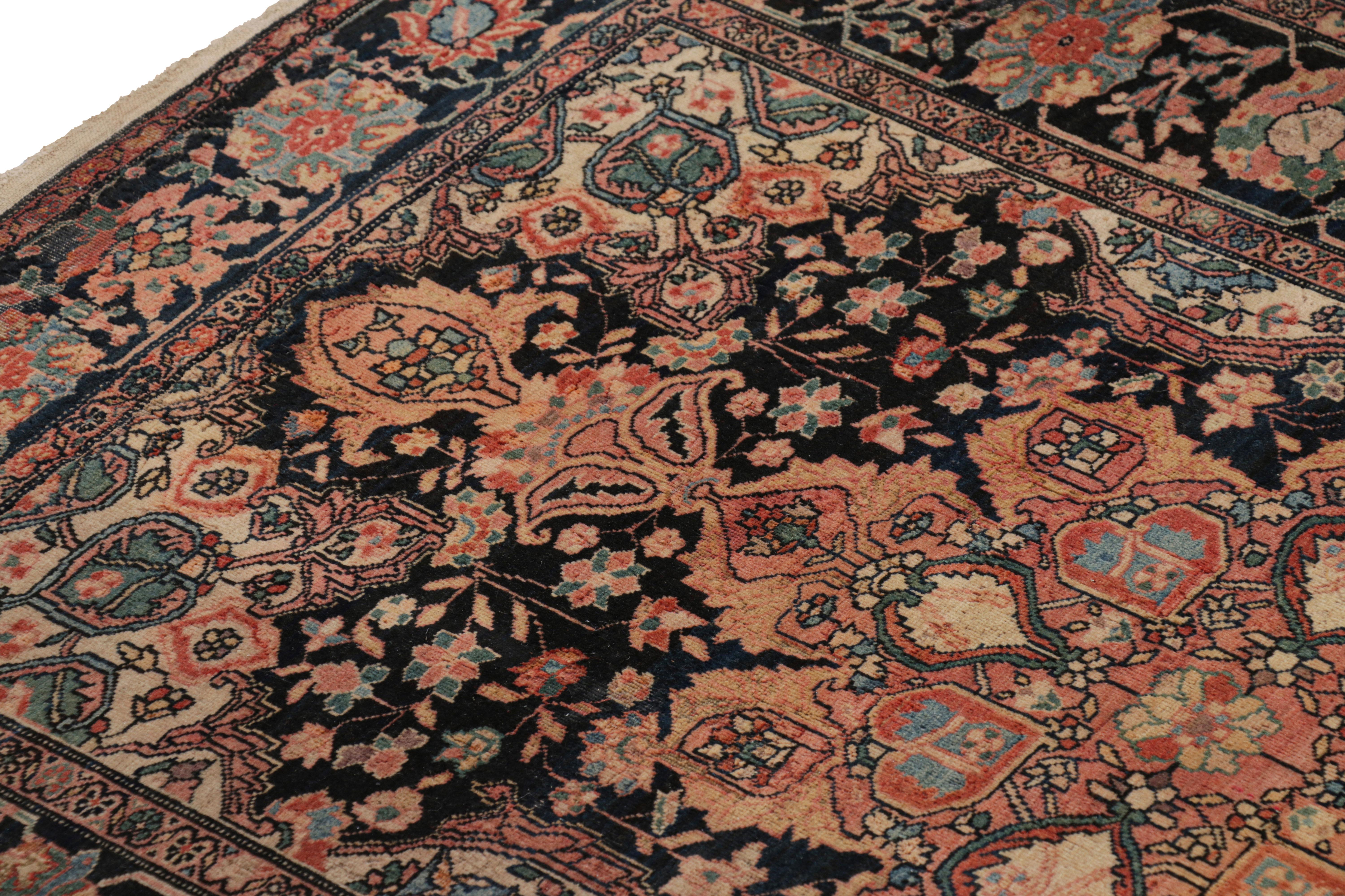 Antiker Farahan-Perserteppich mit buntem Blumenmedaillon, von Rug & Kilim (Frühes 20. Jahrhundert) im Angebot