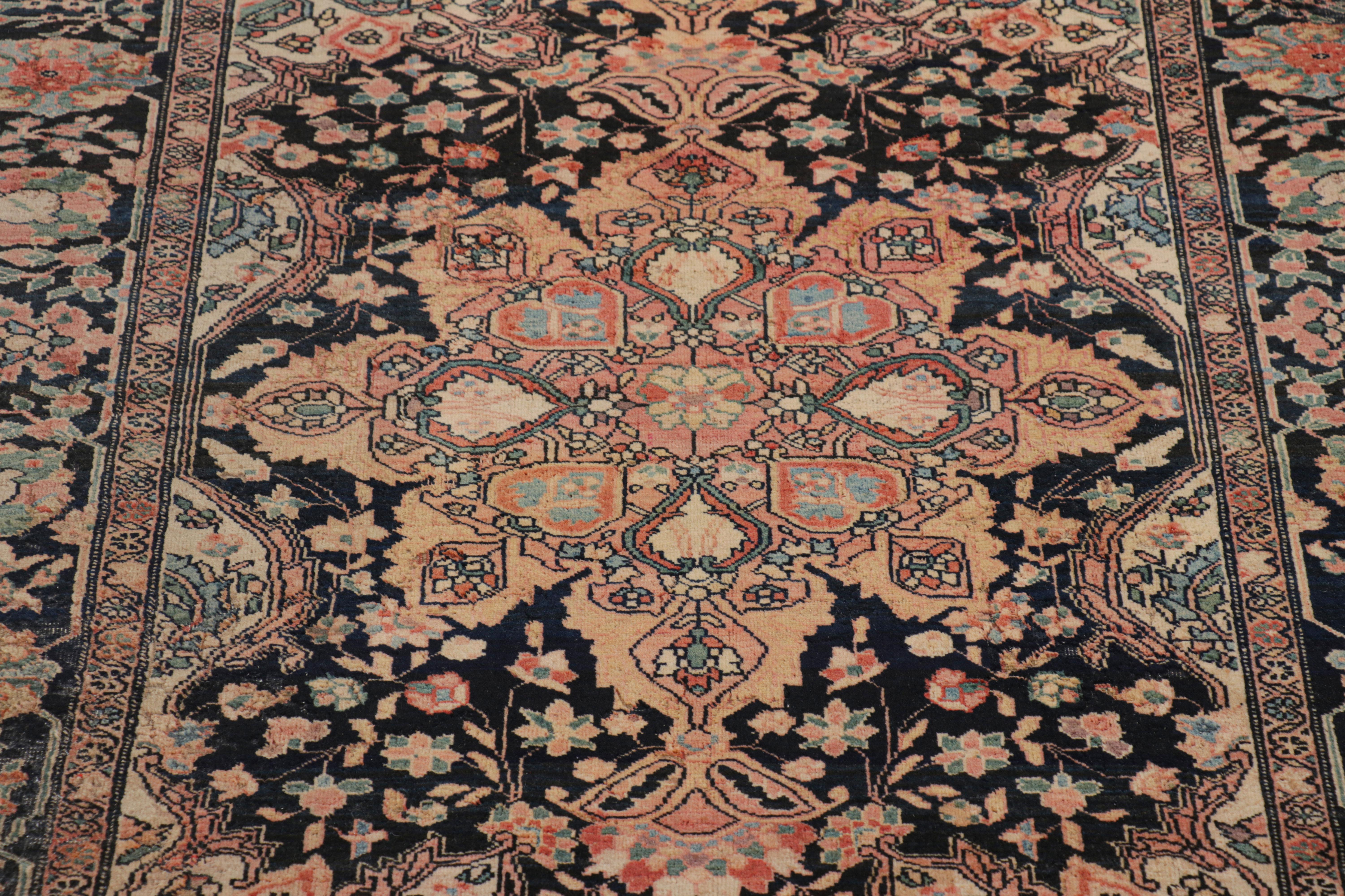 Antiker Farahan-Perserteppich mit buntem Blumenmedaillon, von Rug & Kilim (Wolle) im Angebot