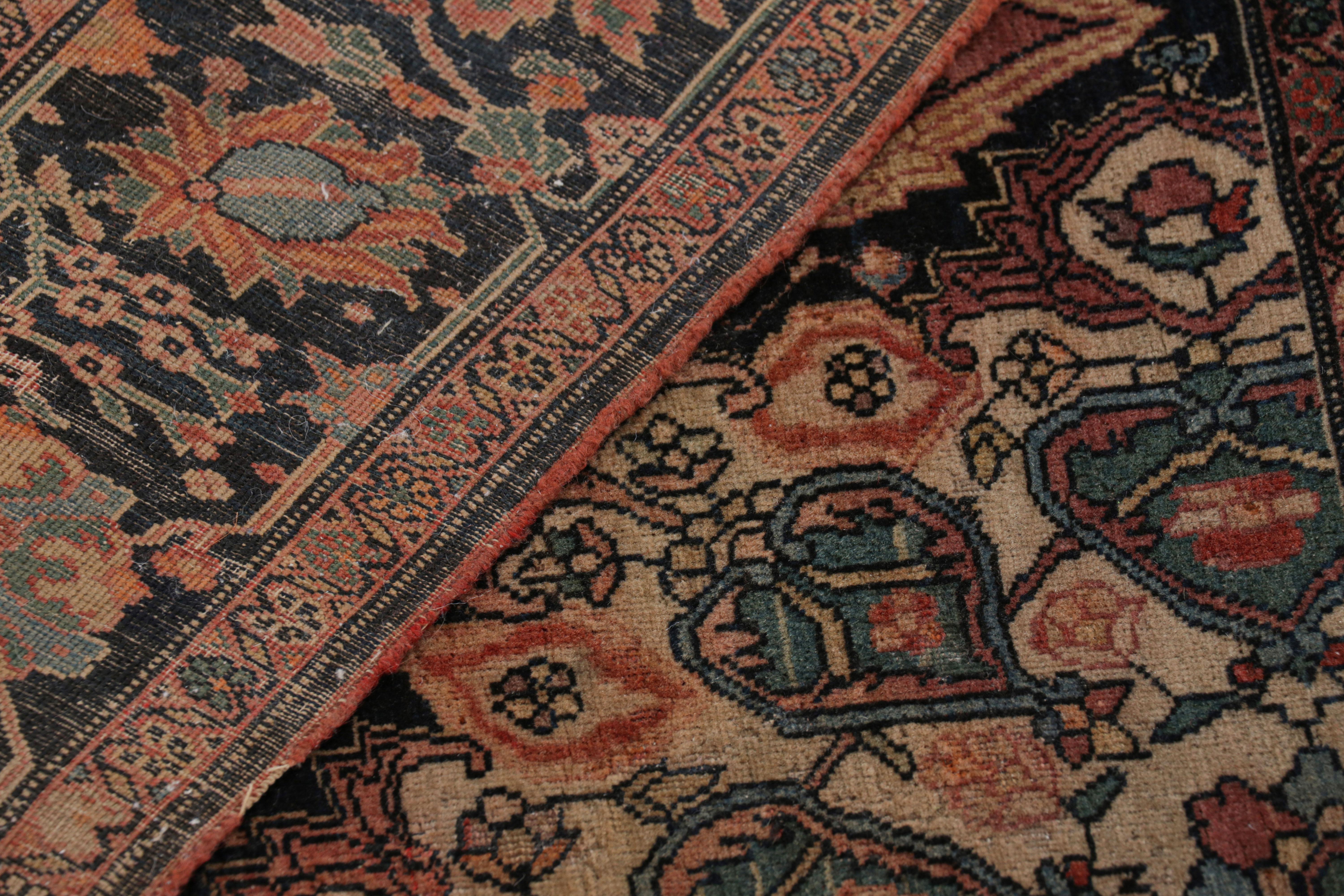 Antiker Farahan-Perserteppich mit buntem Blumenmedaillon, von Rug & Kilim im Angebot 1