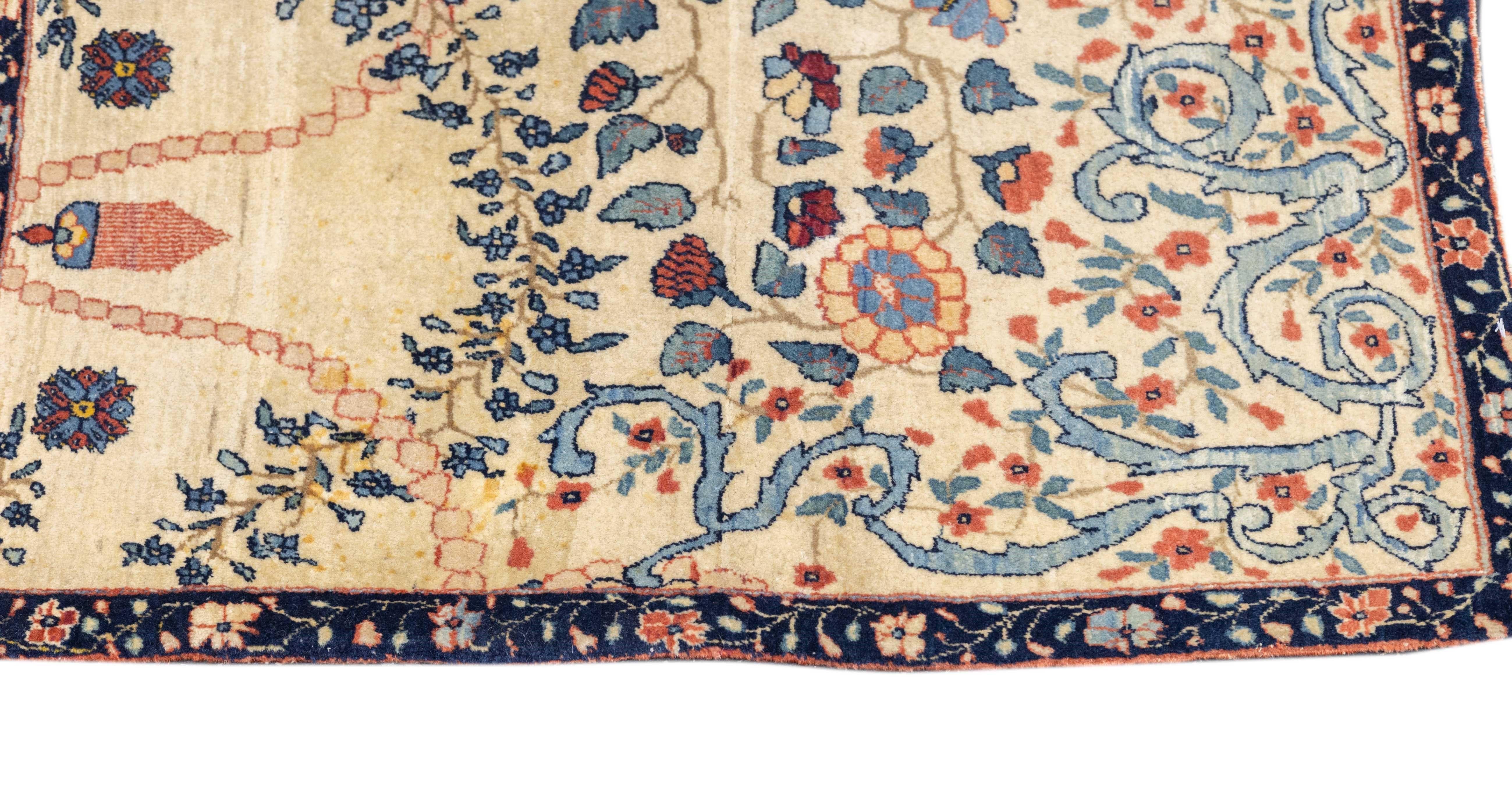 Antique Farahan Rug 2'8'' x 5'2'' In Good Condition For Sale In New York, NY