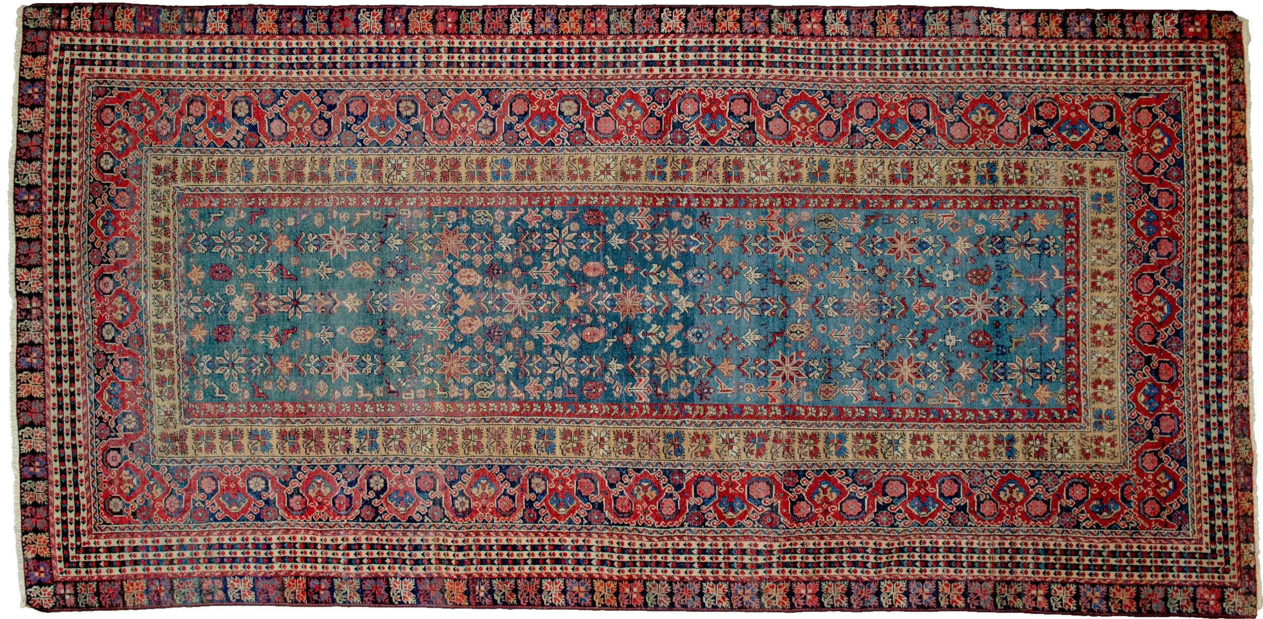 Seltener antiker Farahan-Teppich aus Zentraliran
Dieser Teppich hat ein sehr ungewöhnliches türkisches Muster, das sich für einen Giordes-Teppich eignet. Es wird jedoch mit dem persischen Knoten gewebt, und das Knotenzeichen ist das von Farahan. Das